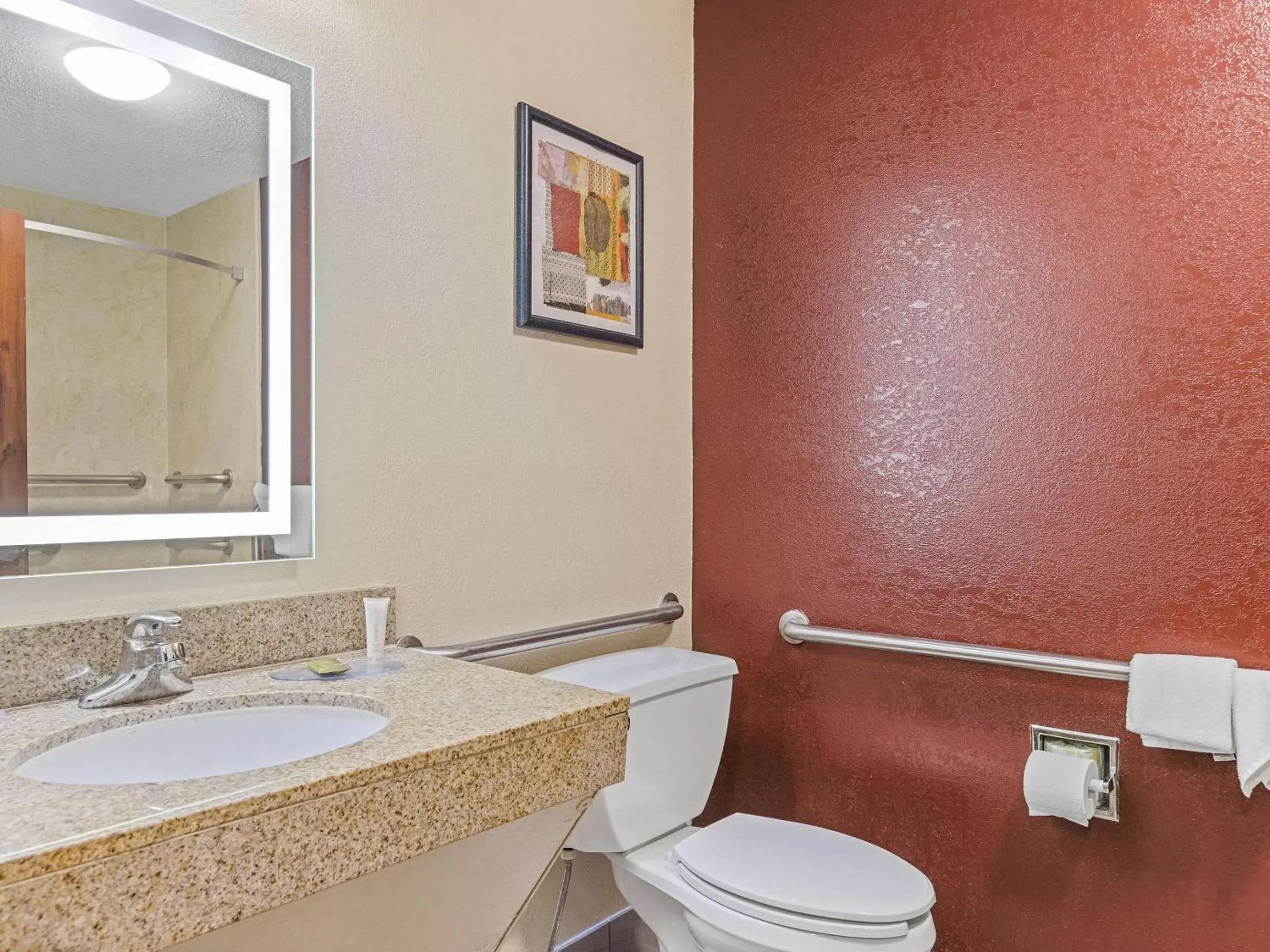 Photo of the whole room, Bathroom in Clarion Pointe Savannah Gateway I-95