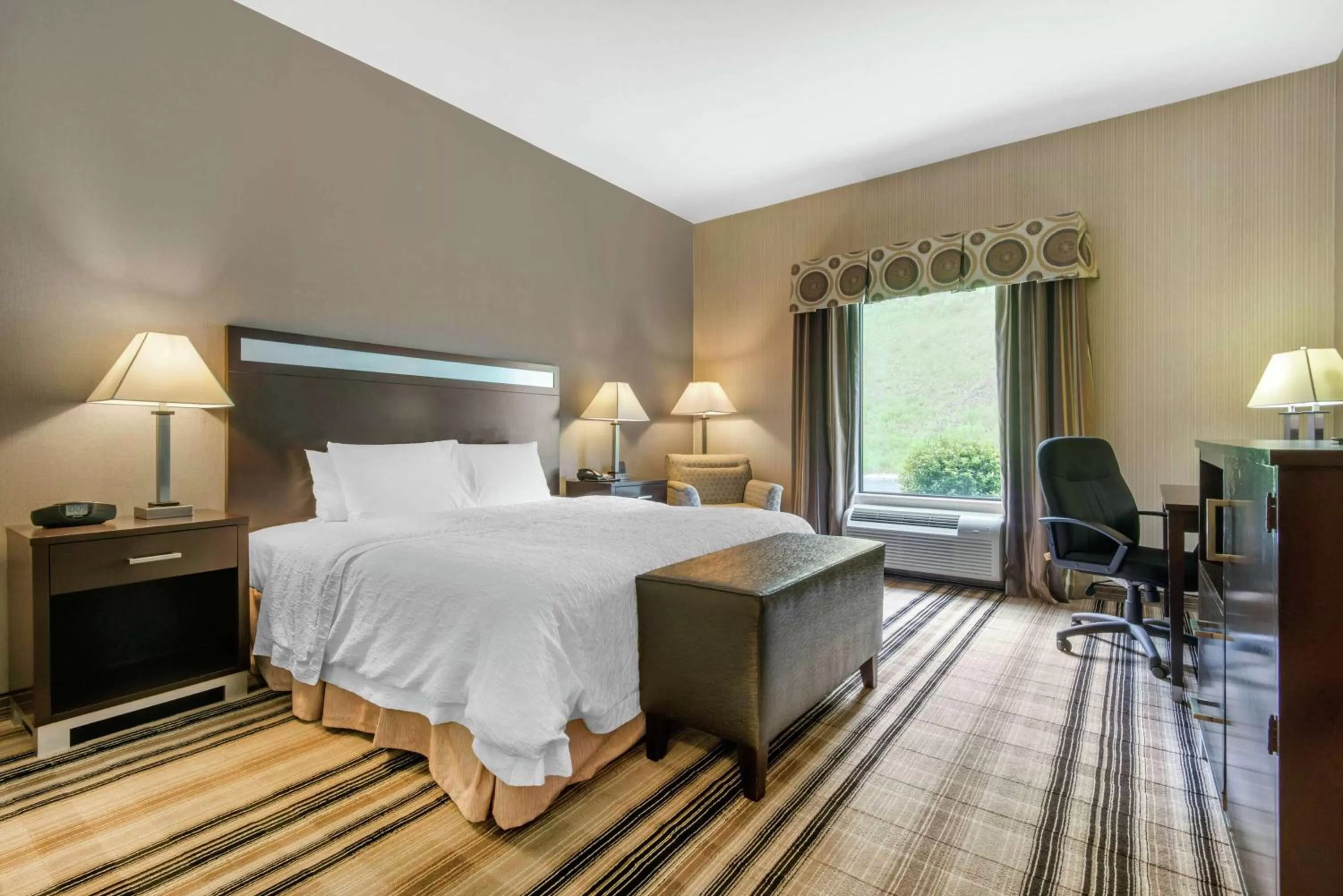 Bed in Hampton Inn Meadville