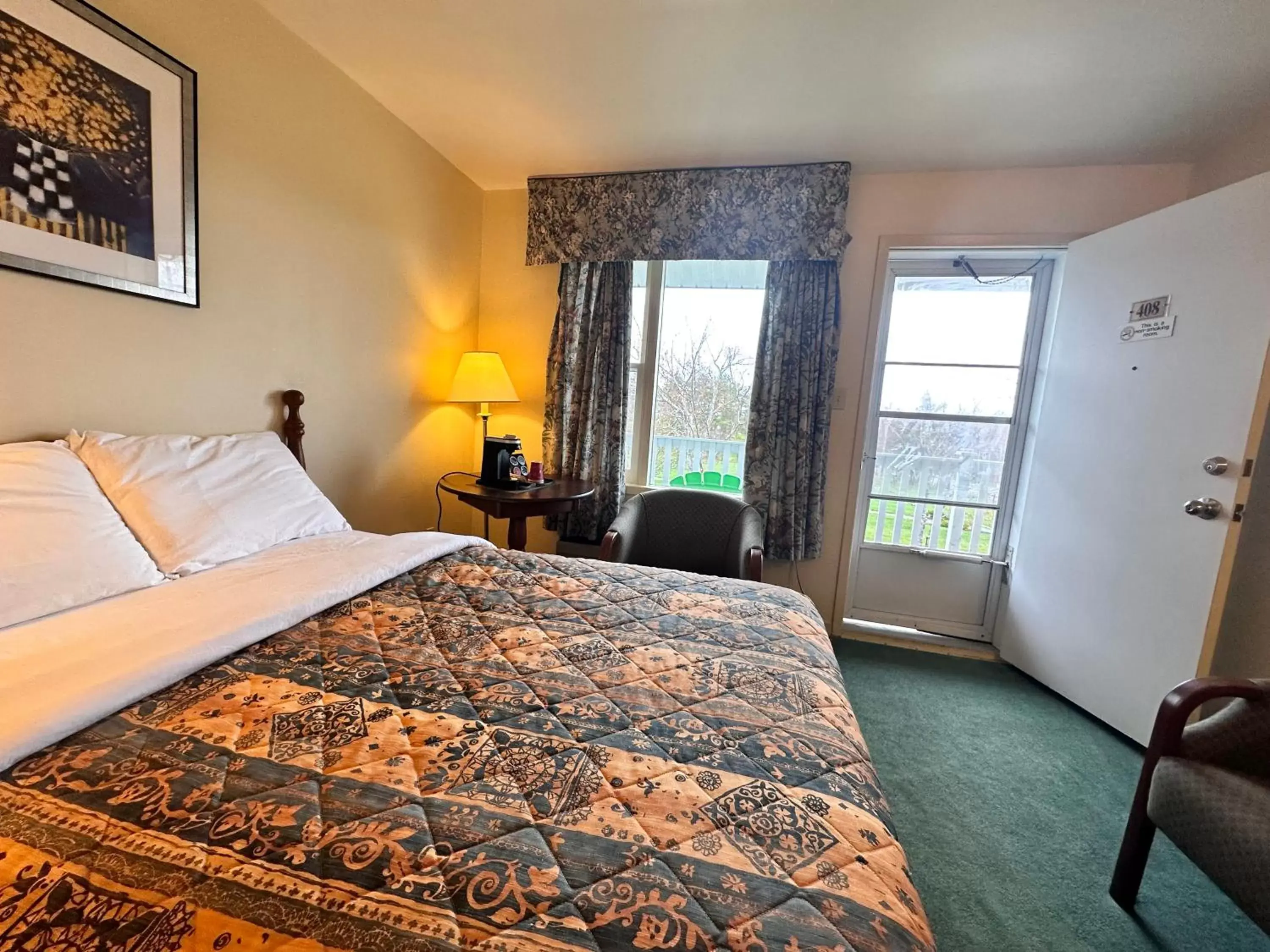 Seating area, Bed in Ceilidh Country Lodge