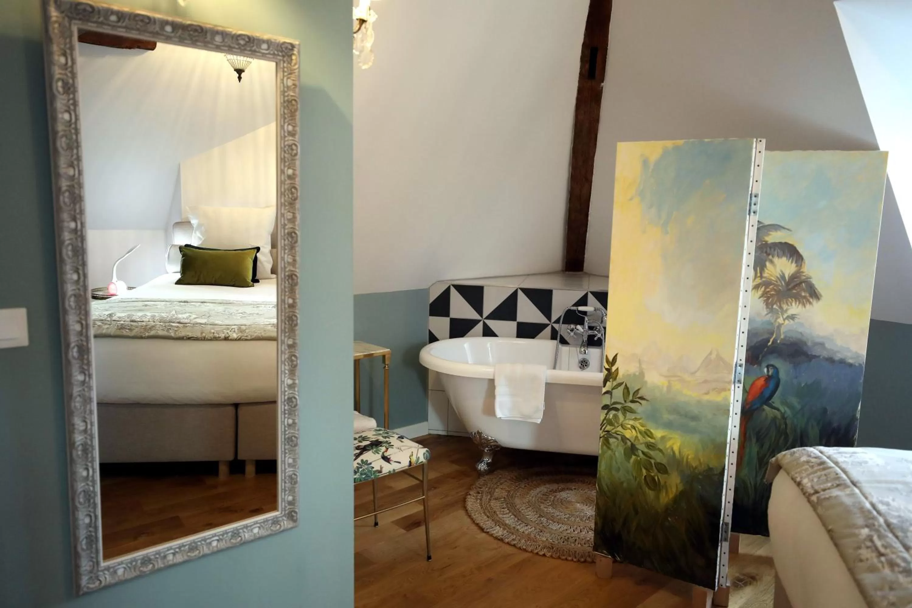 Bathroom, Bed in Au Jeu de Paume