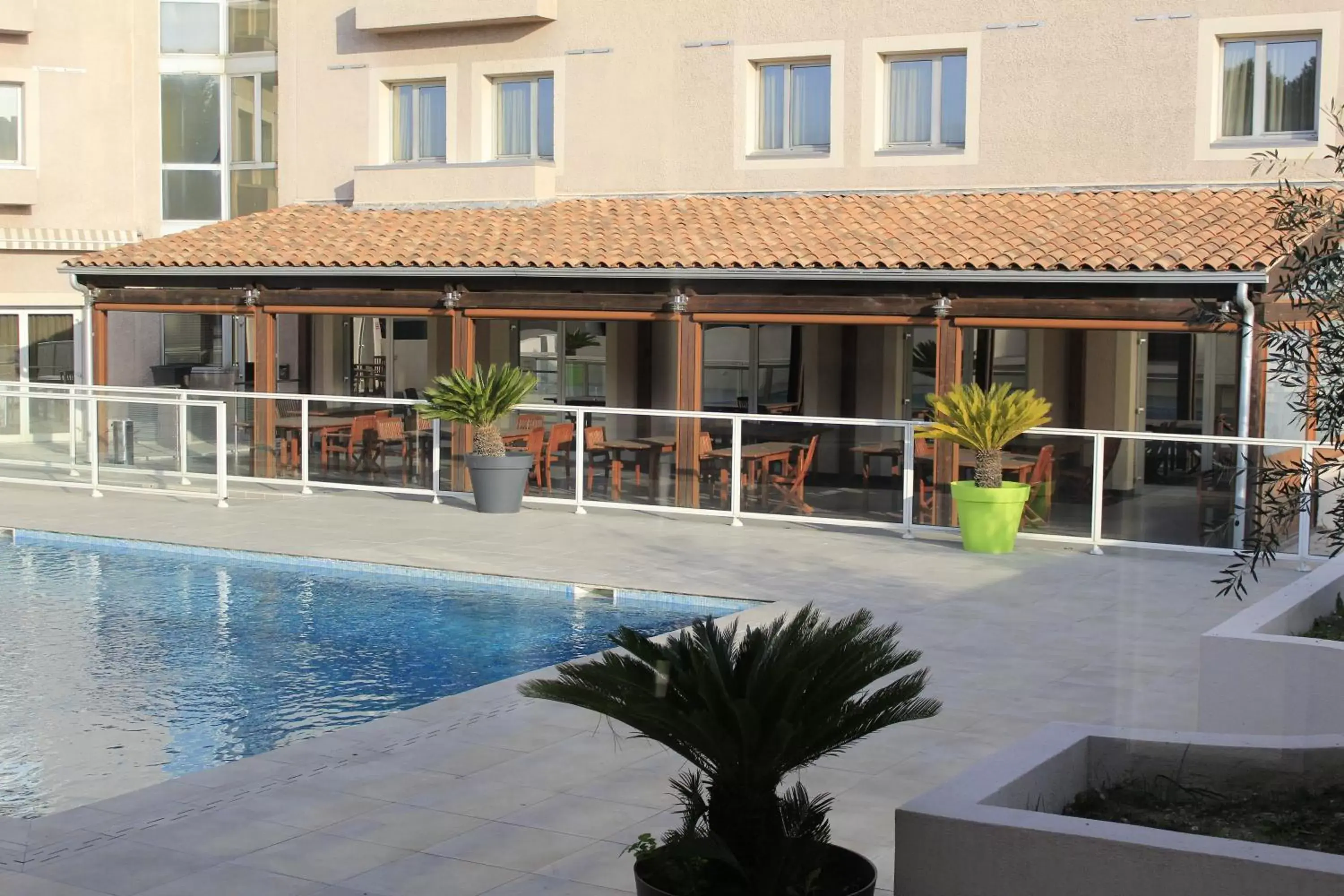 Restaurant/places to eat, Swimming Pool in Best Western Marseille Aeroport