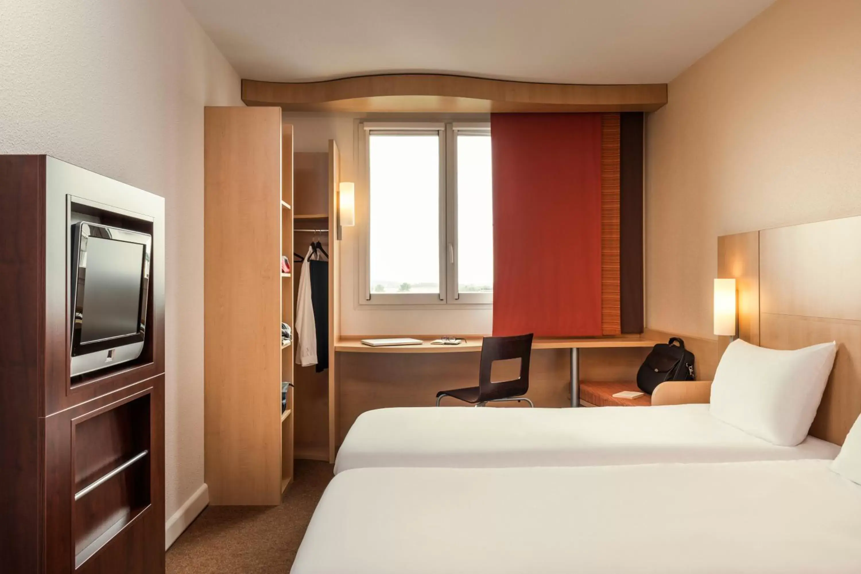Bedroom, Bed in ibis Rambouillet