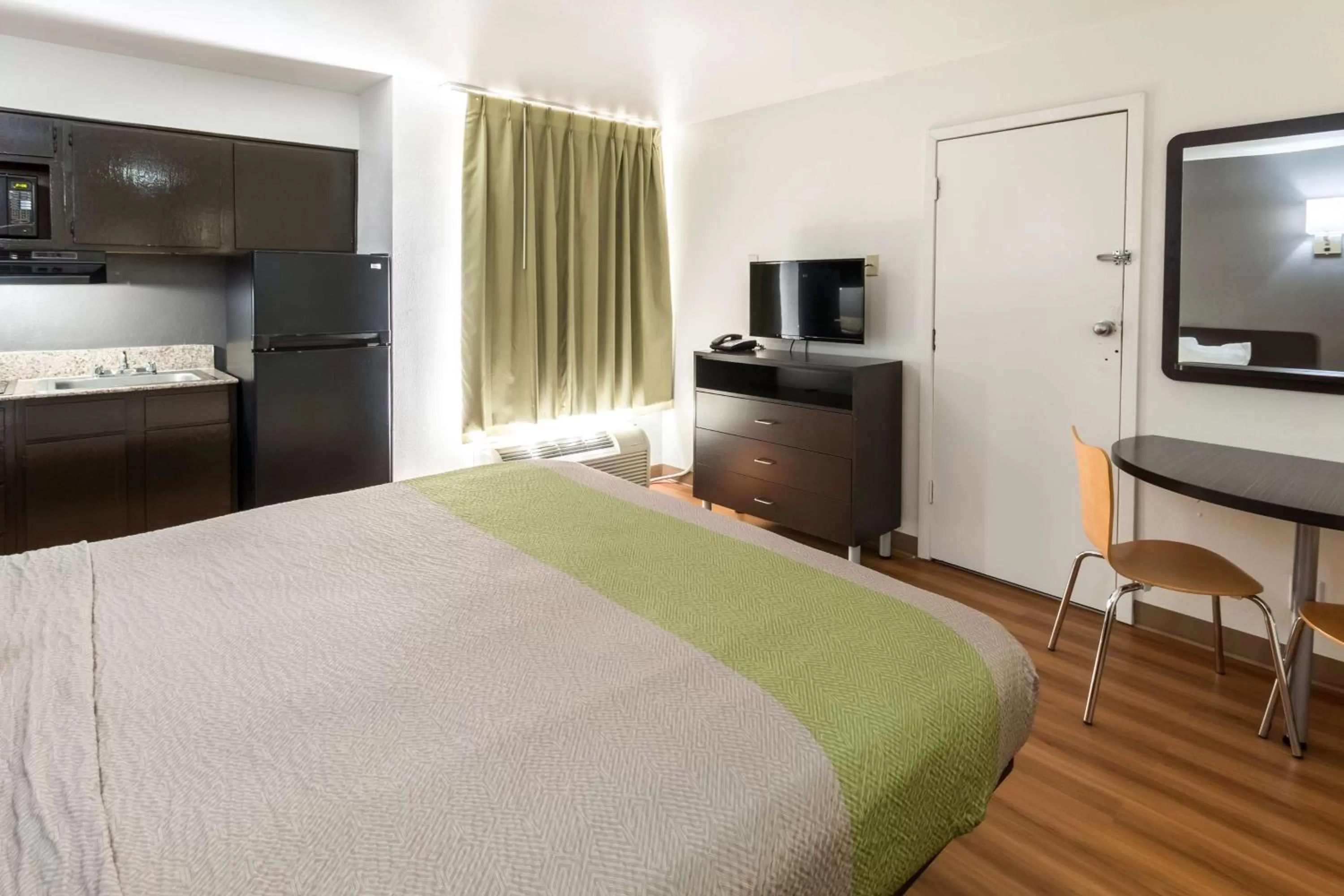 TV and multimedia, Bed in Studio 6-Arlington, TX