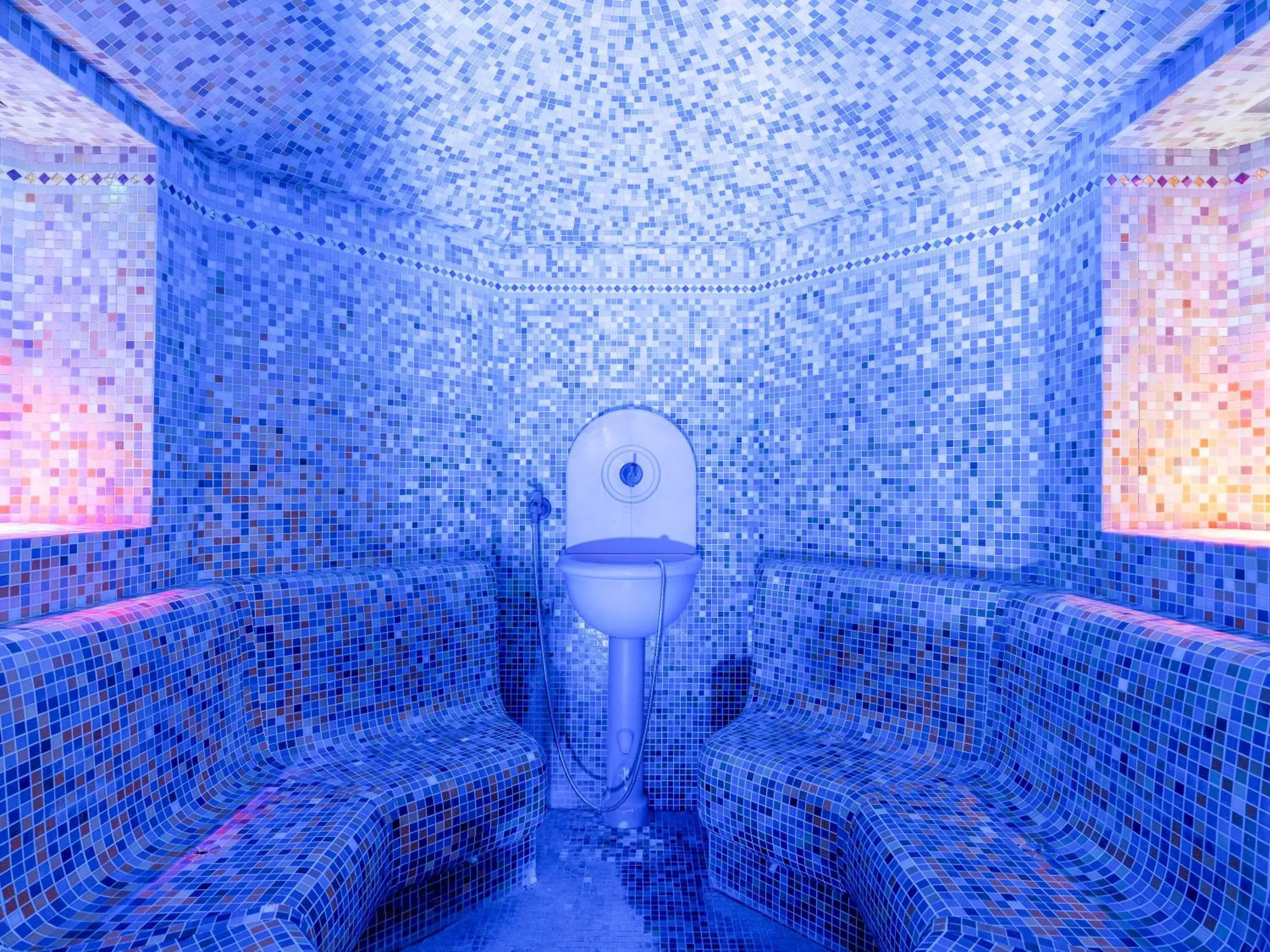 Steam room, Bathroom in Parc Hotel Gritti