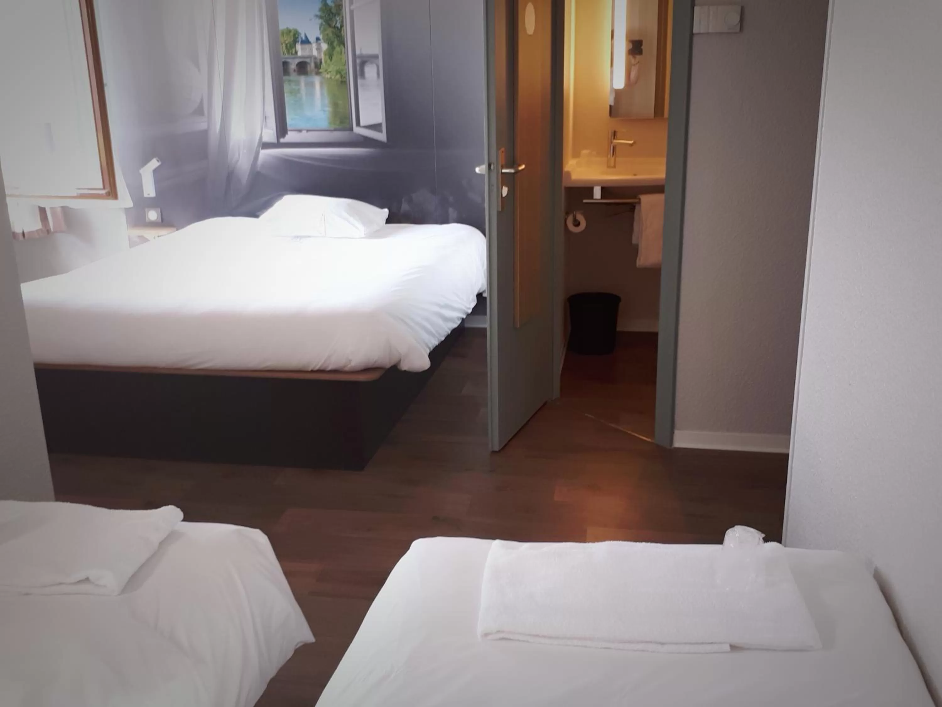 Photo of the whole room, Bed in B&B HOTEL Chatellerault