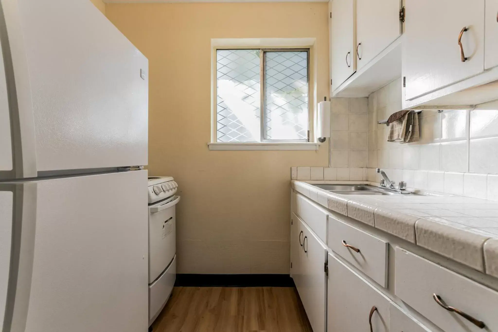 Kitchen or kitchenette, Kitchen/Kitchenette in Skylark Shores Resort