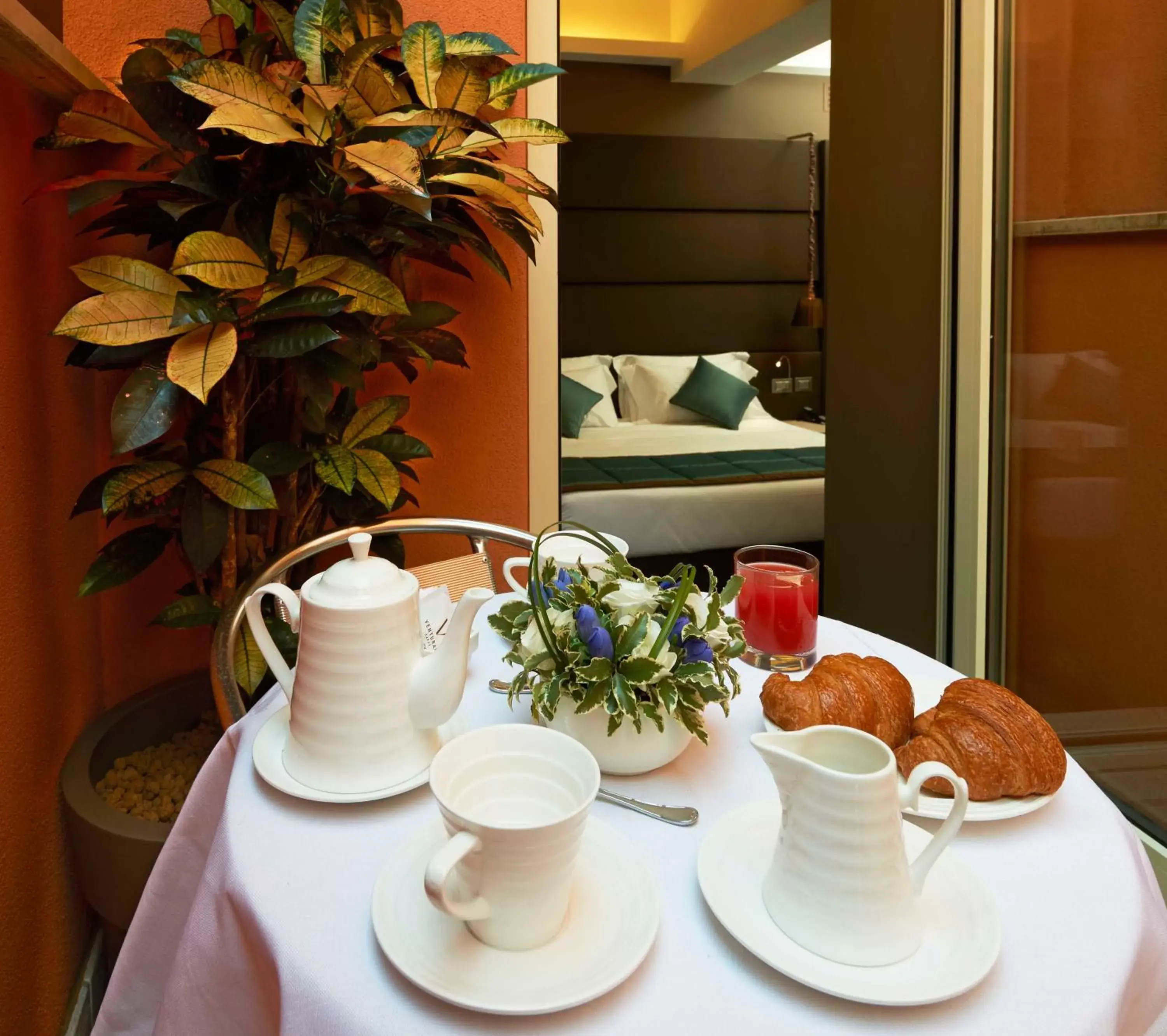 Balcony/Terrace, Coffee/Tea Facilities in Harry's Bar Trevi Hotel & Restaurant