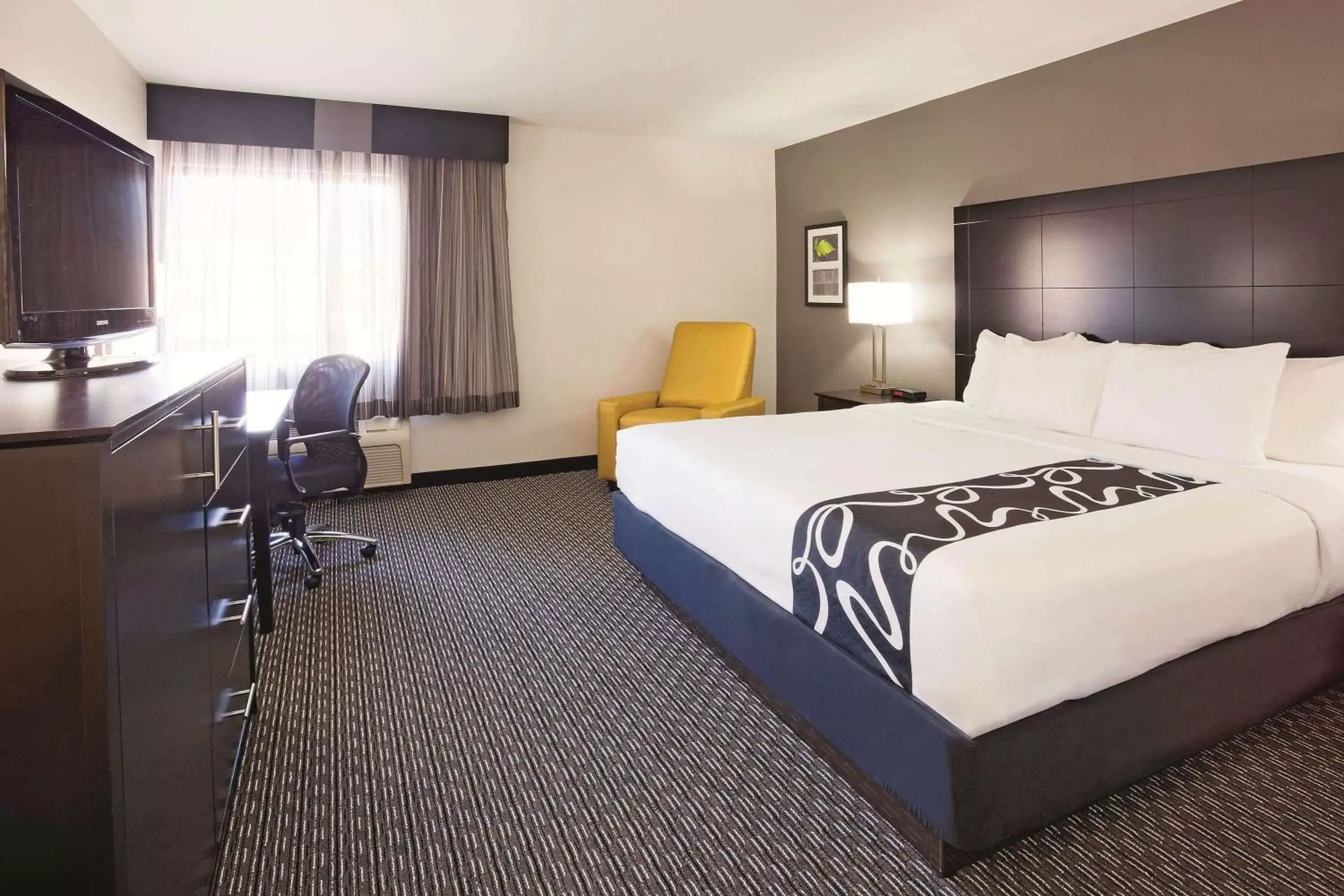 Photo of the whole room, Bed in La Quinta Inn by Wyndham Oshkosh Photo of the whole room, Bed in La Quinta Inn by Wyndham Oshkosh