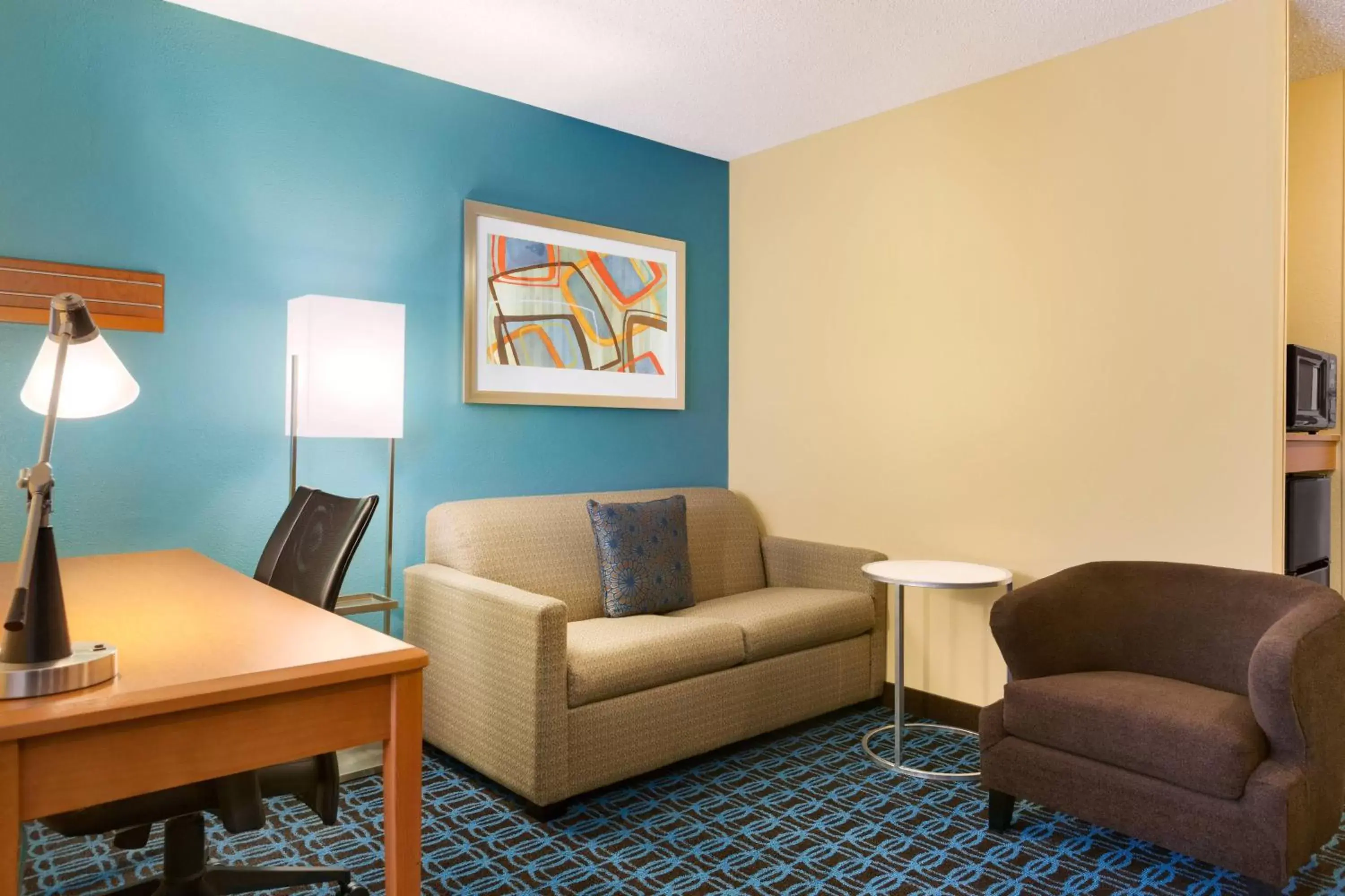 Living room, Seating Area in Fairfield Inn & Suites by Marriott Toledo Maumee