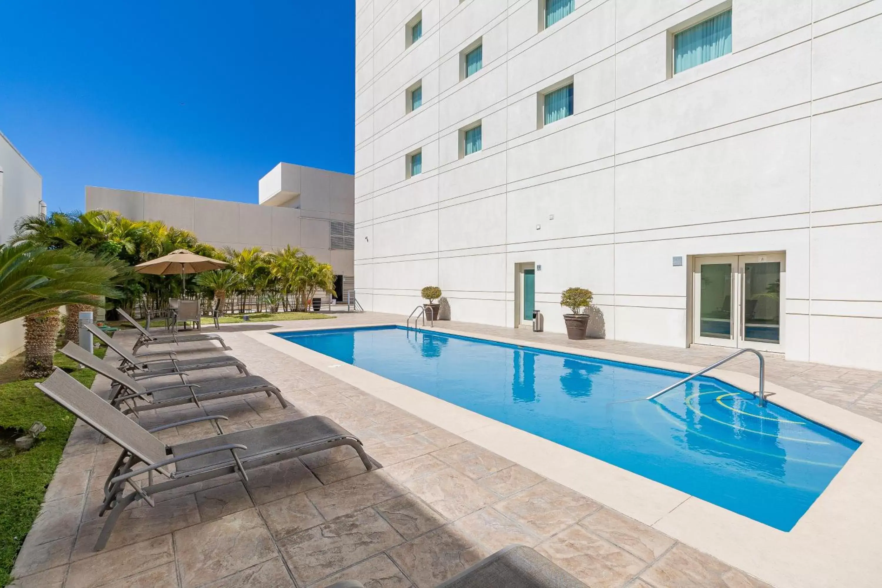 Swimming Pool in Hotel Aeropuerto Los Cabos