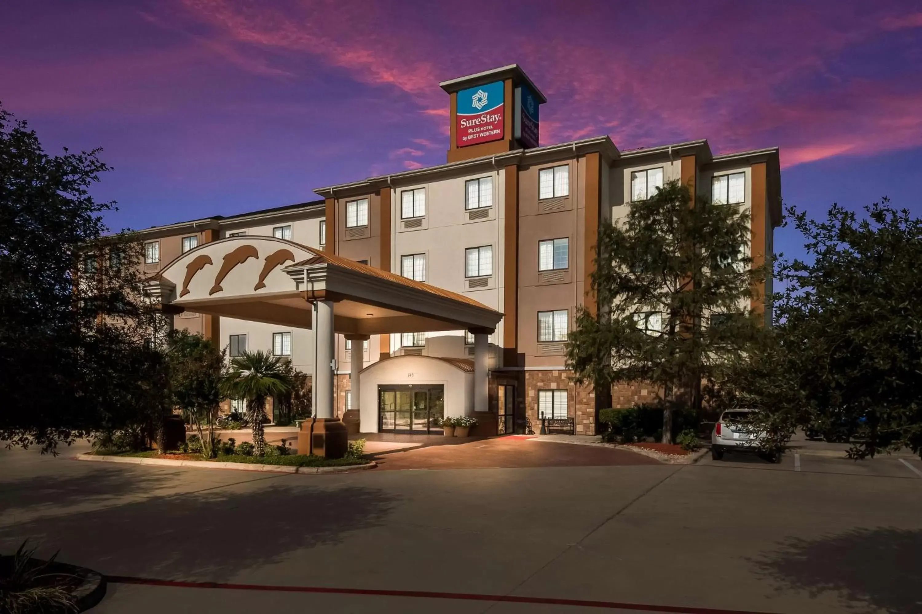 Property Building in SureStay Plus Hotel by Best Western Near SeaWorld San Antonio
