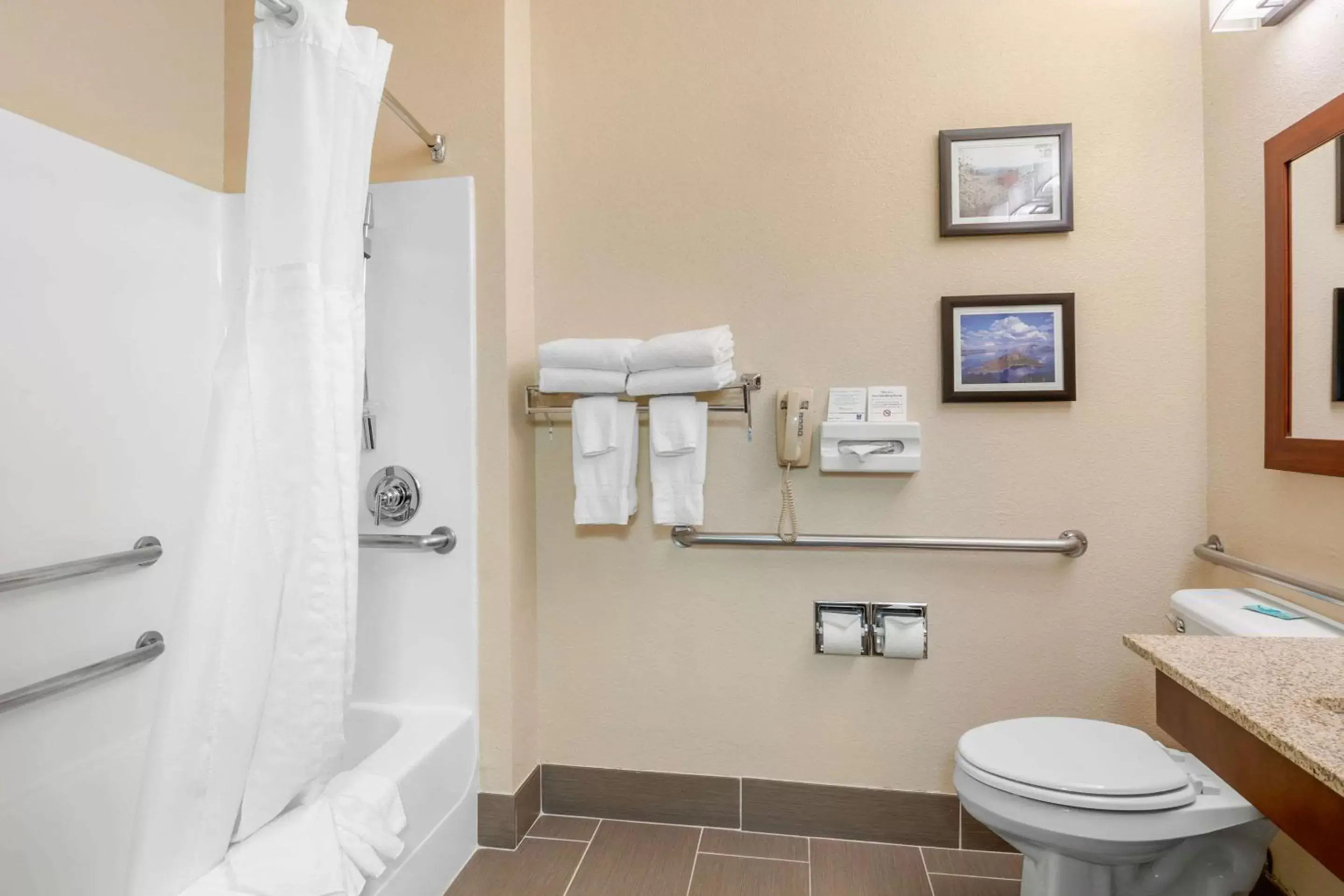 Photo of the whole room, Bathroom in Comfort Inn Medford North