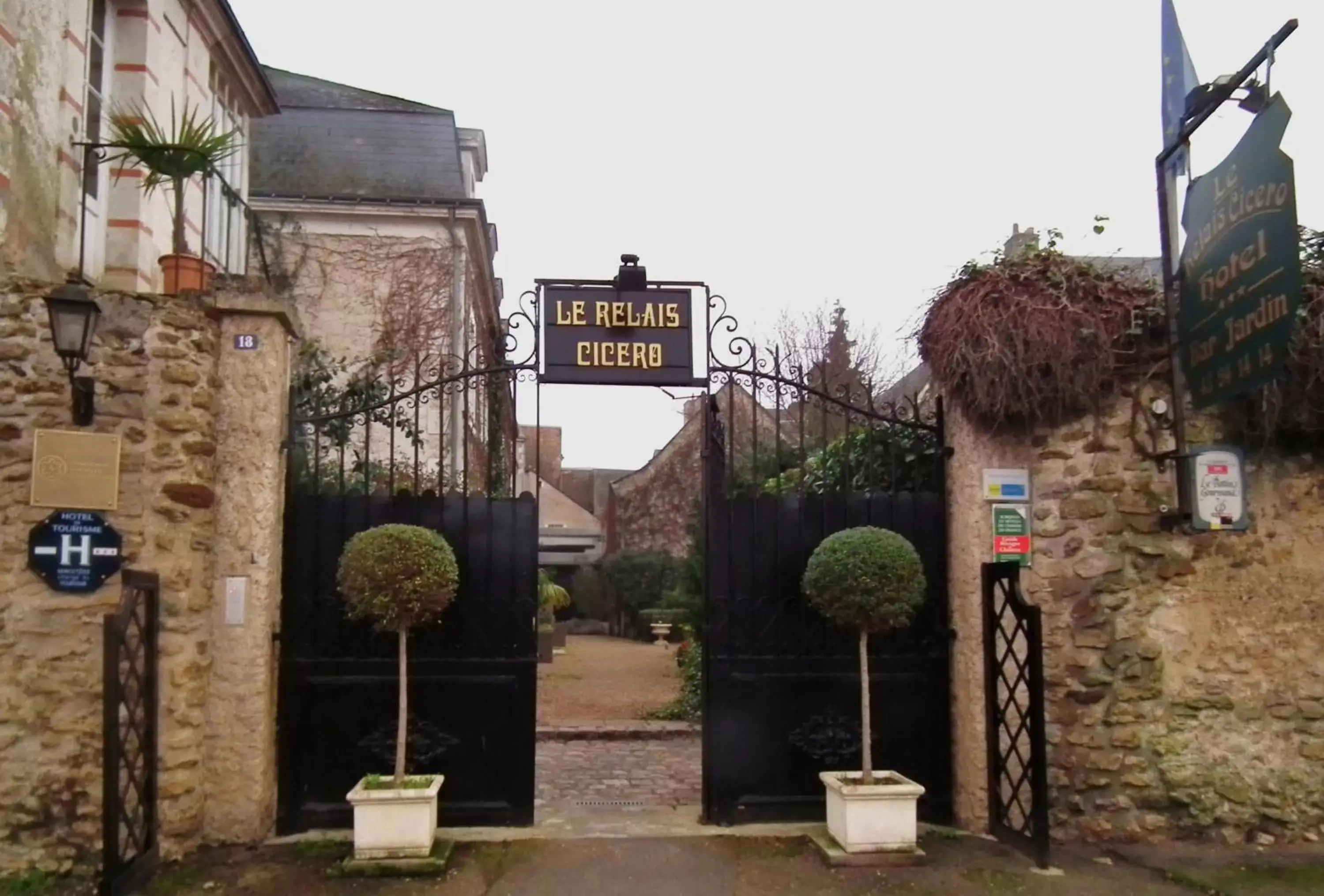 Facade/entrance in Le Relais Cicero