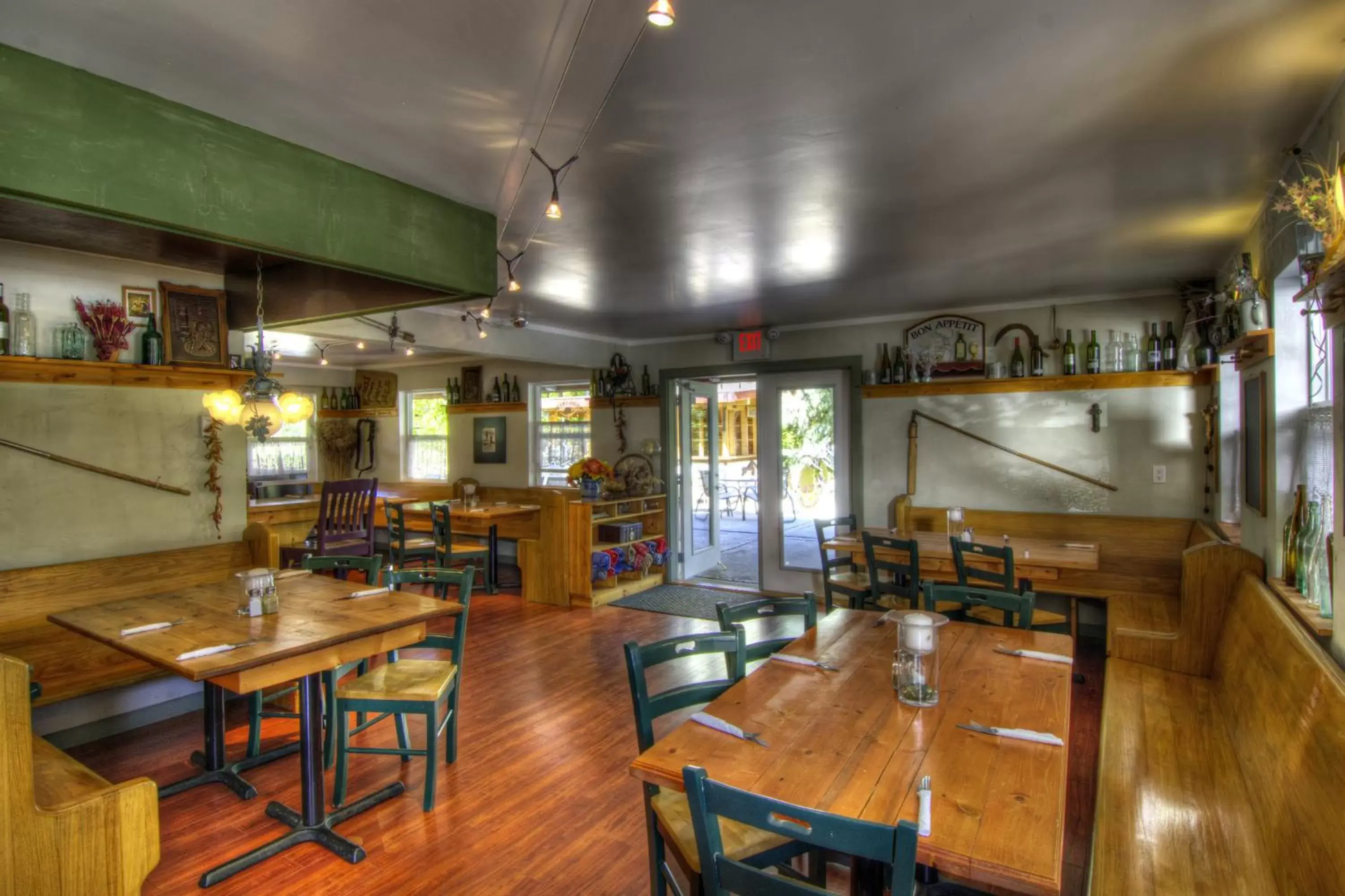 Restaurant/places to eat, Lounge/Bar in Crowsnest Vineyards Guesthouse