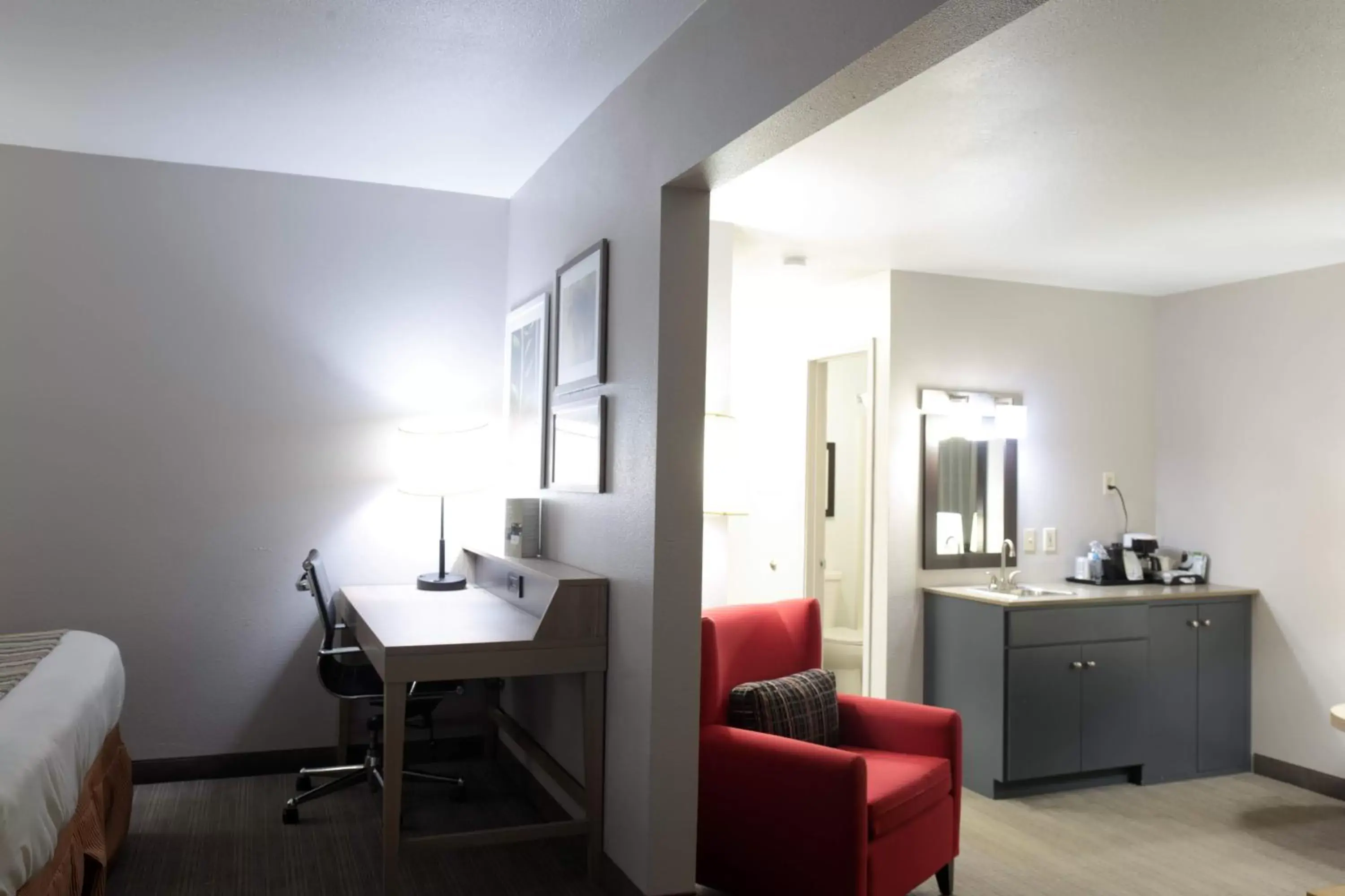 Living room, Seating Area in Country Inn & Suites by Radisson, Sparta, WI