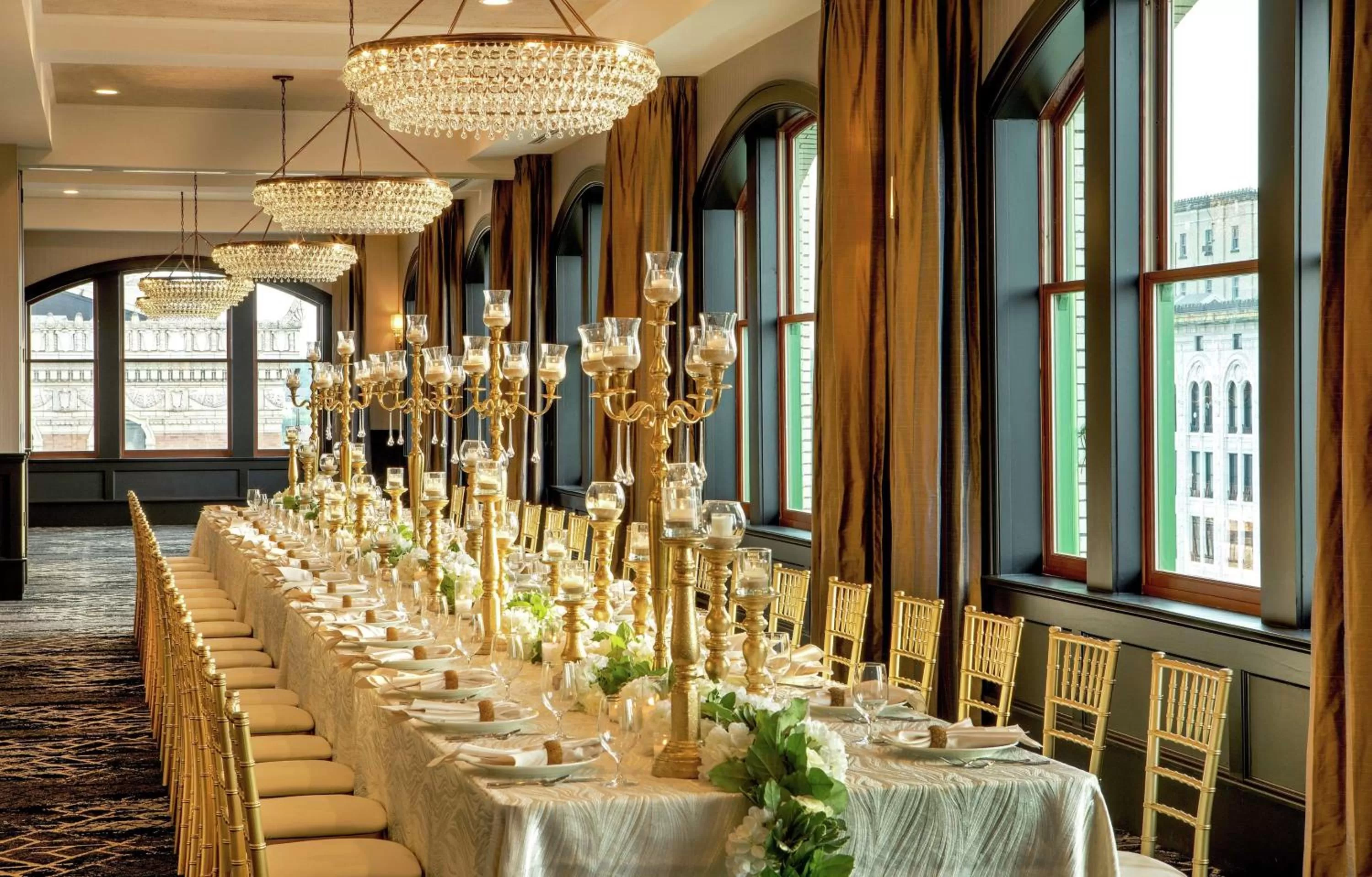 Dining area in Doubletree By Hilton Youngstown Downtown