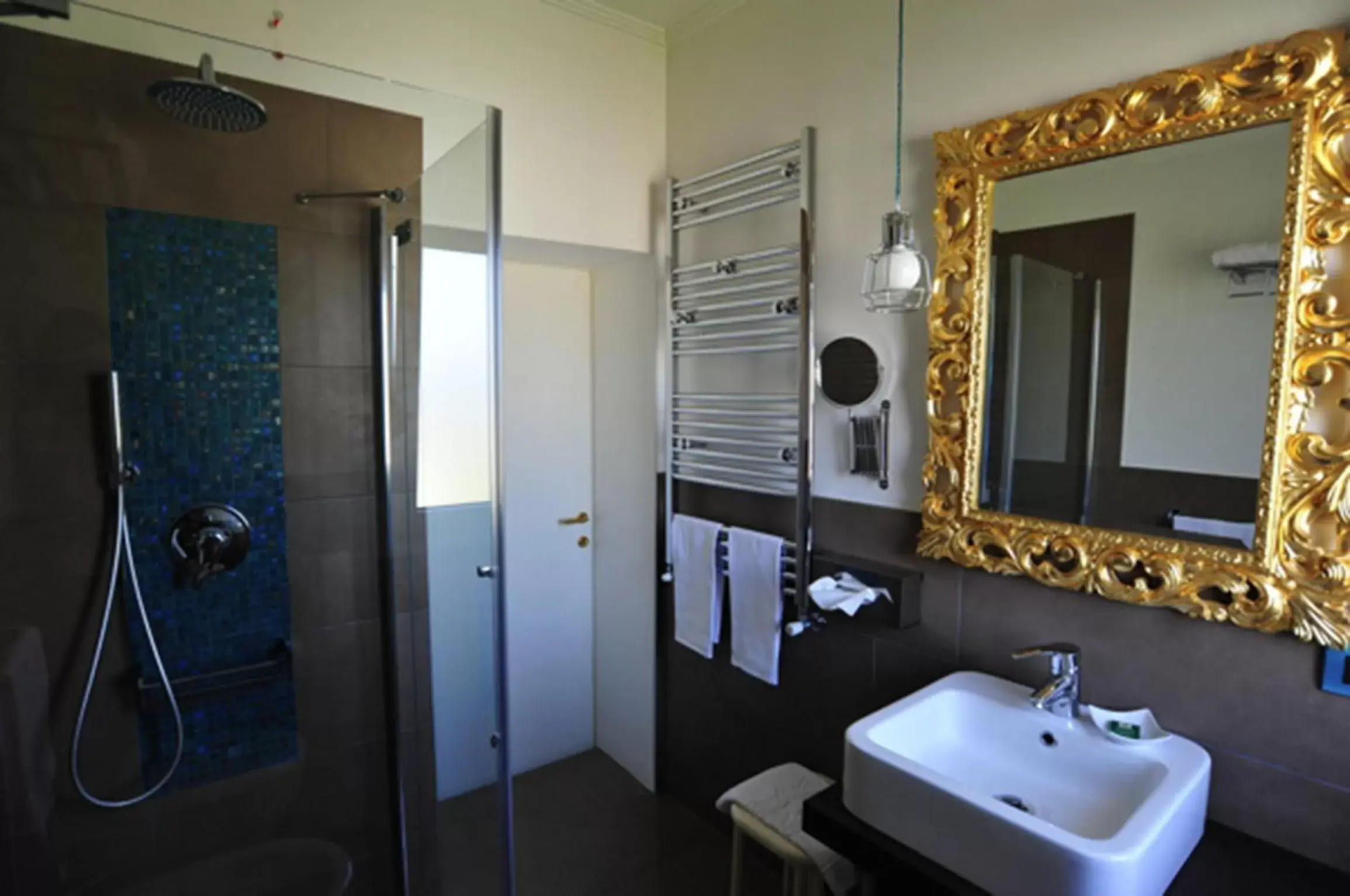 Shower, Bathroom in Terme Preistoriche Resort & Spa