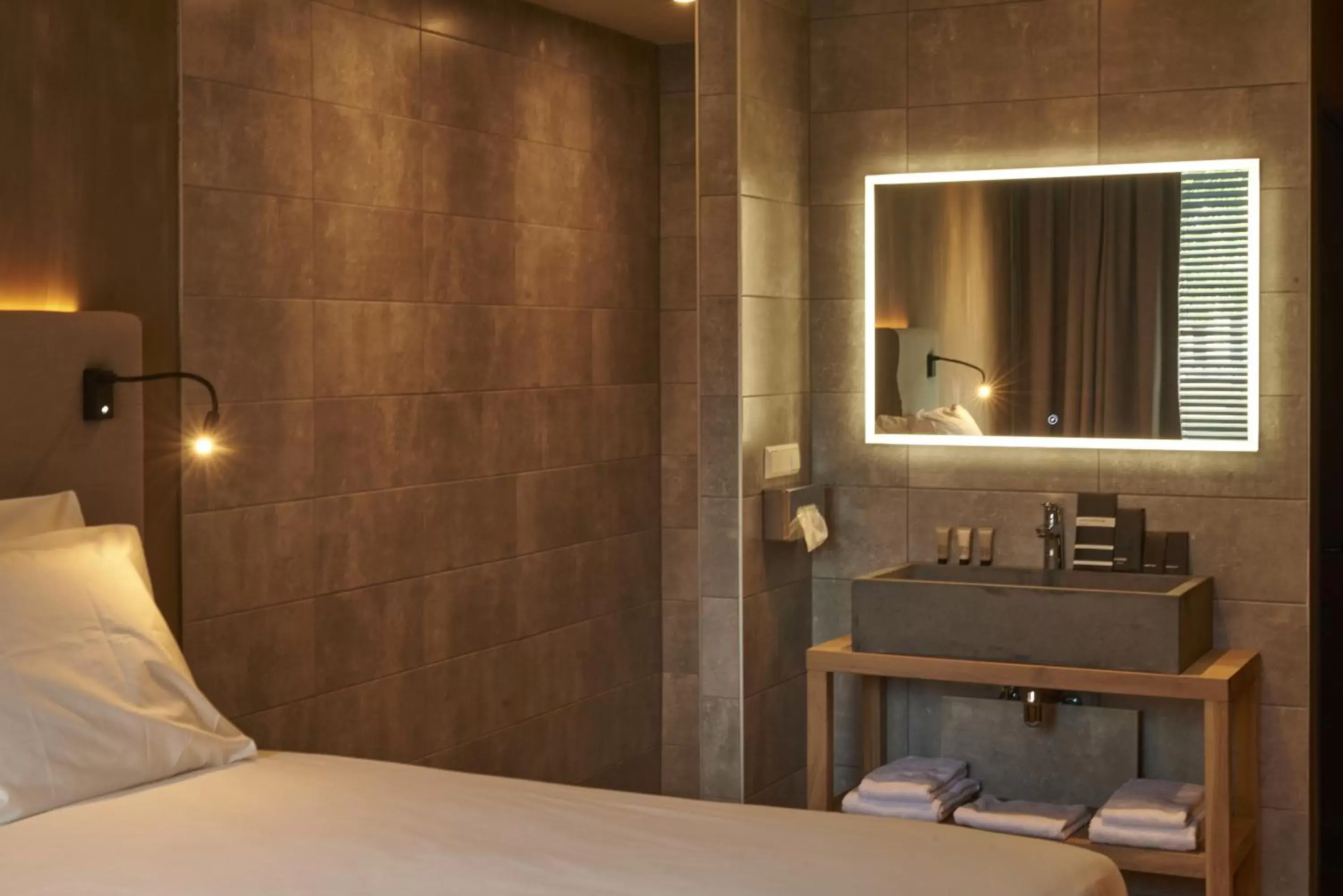 Bed, Bathroom in City Center Lodge Utrecht