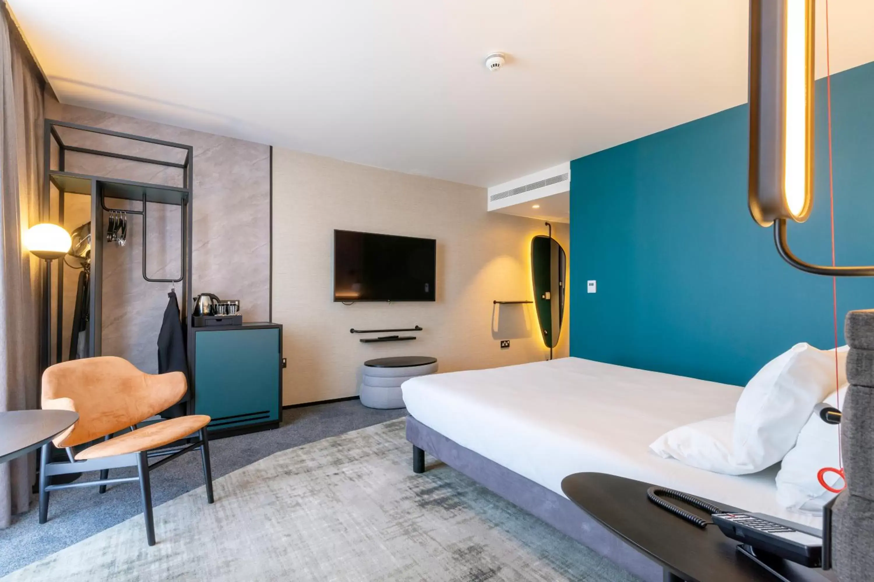 Bed, TV/Entertainment Center in Novotel Liverpool Paddington Village