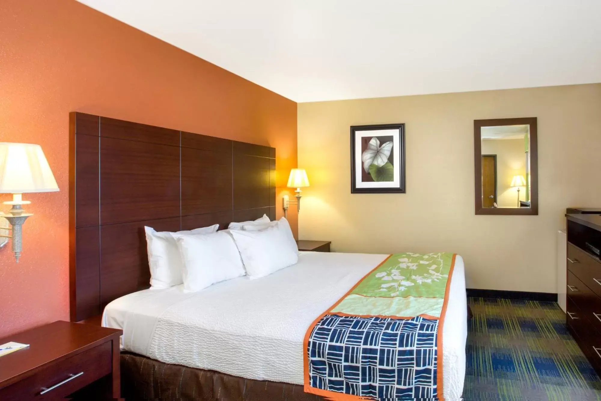Photo of the whole room, Room Photo in Days Inn by Wyndham Fremont
