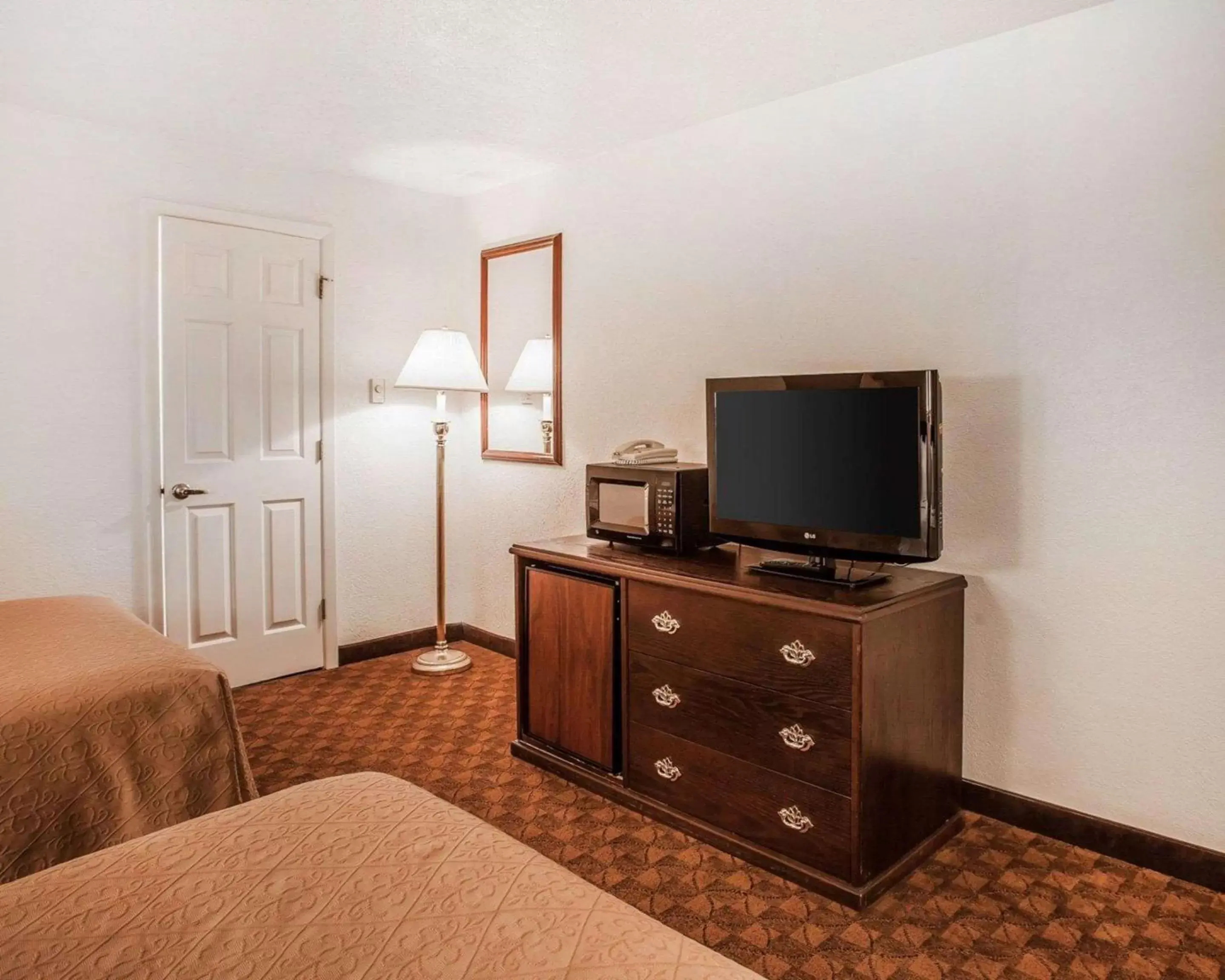 Photo of the whole room, TV/Entertainment Center in Quality Inn Port Angeles - near Olympic National Park