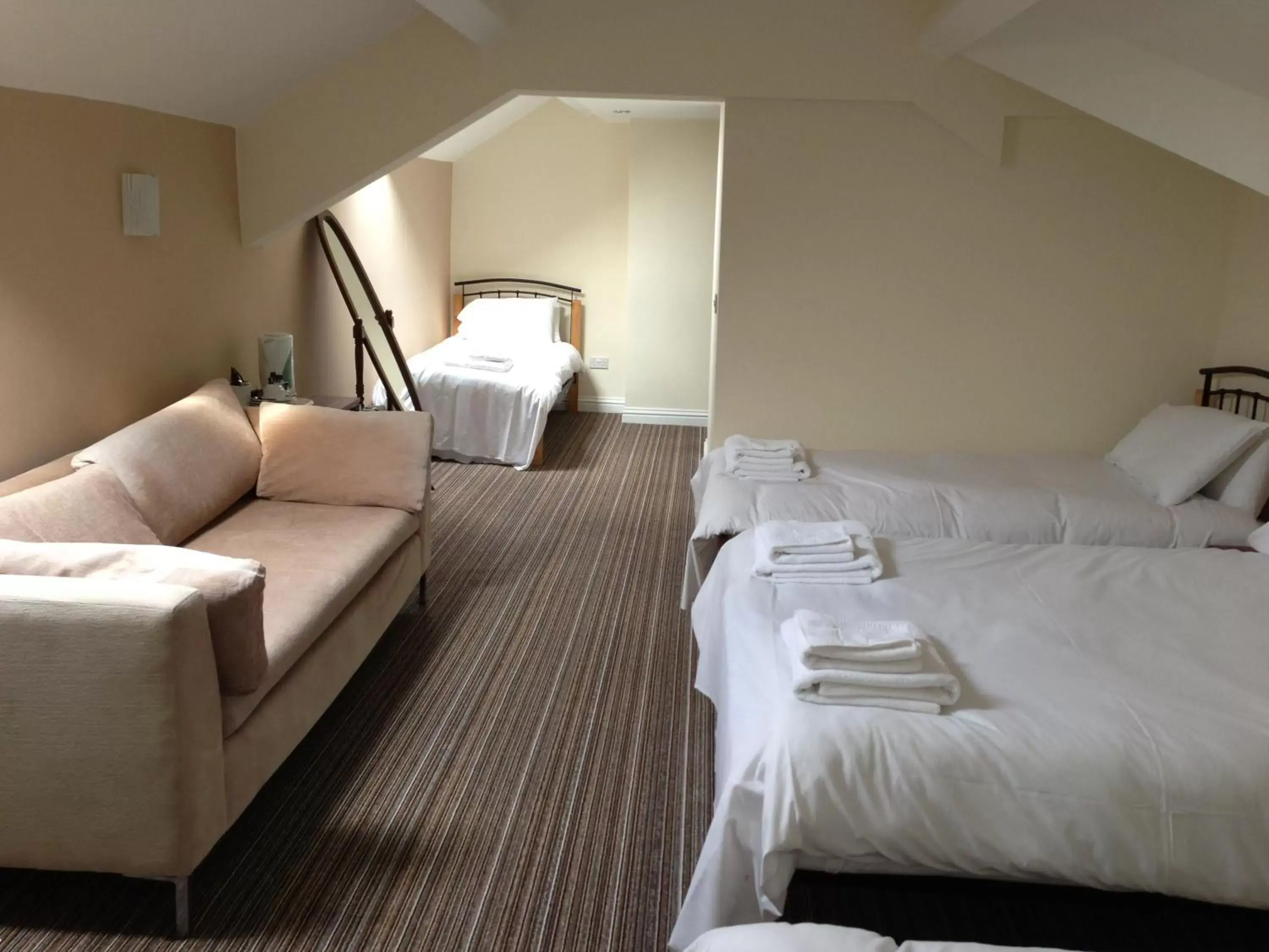 Bed, Seating Area in Ambrose Hotel