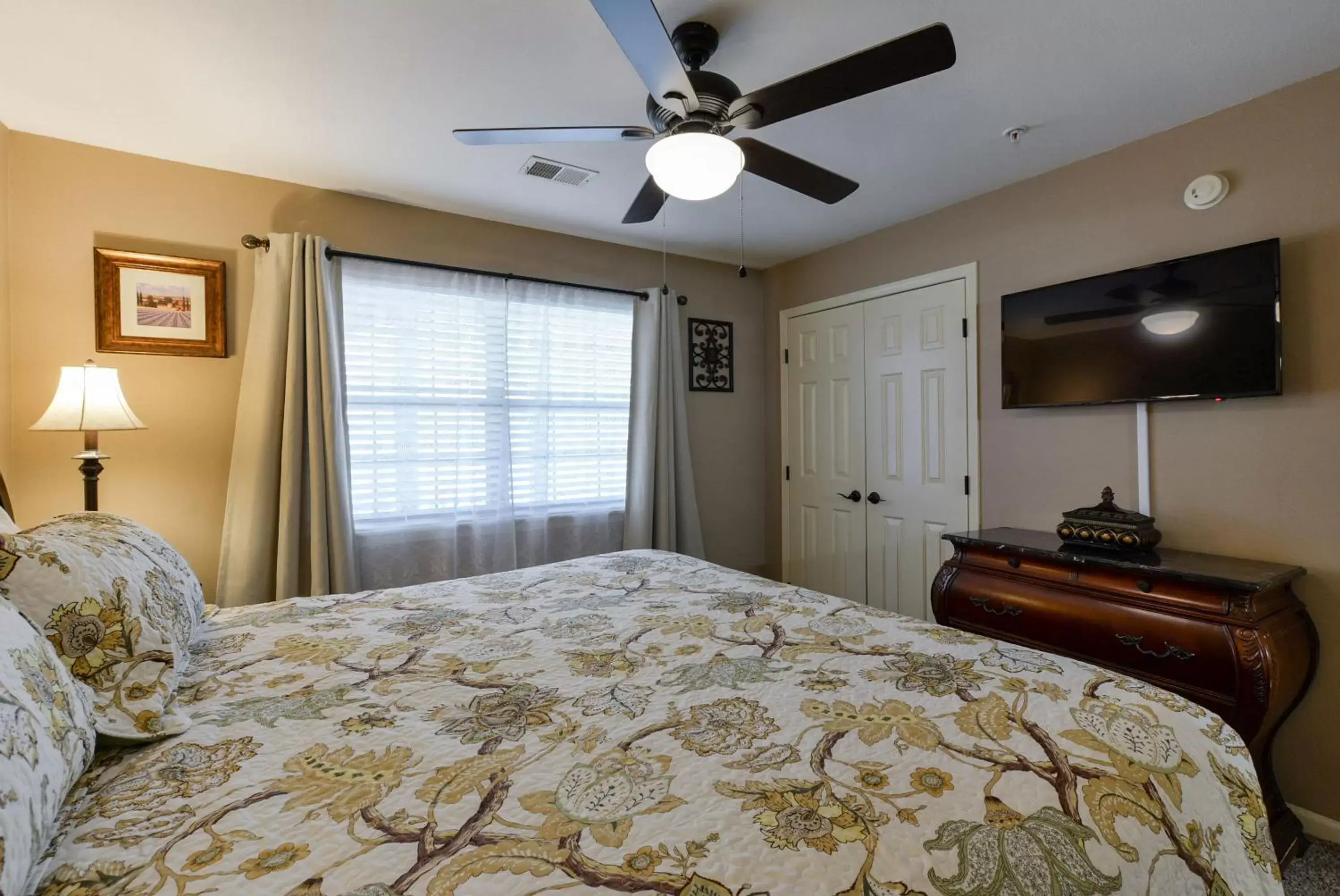 Bed in Luxury Condos at Thousand Hills - Branson -Beautifully Remodeled