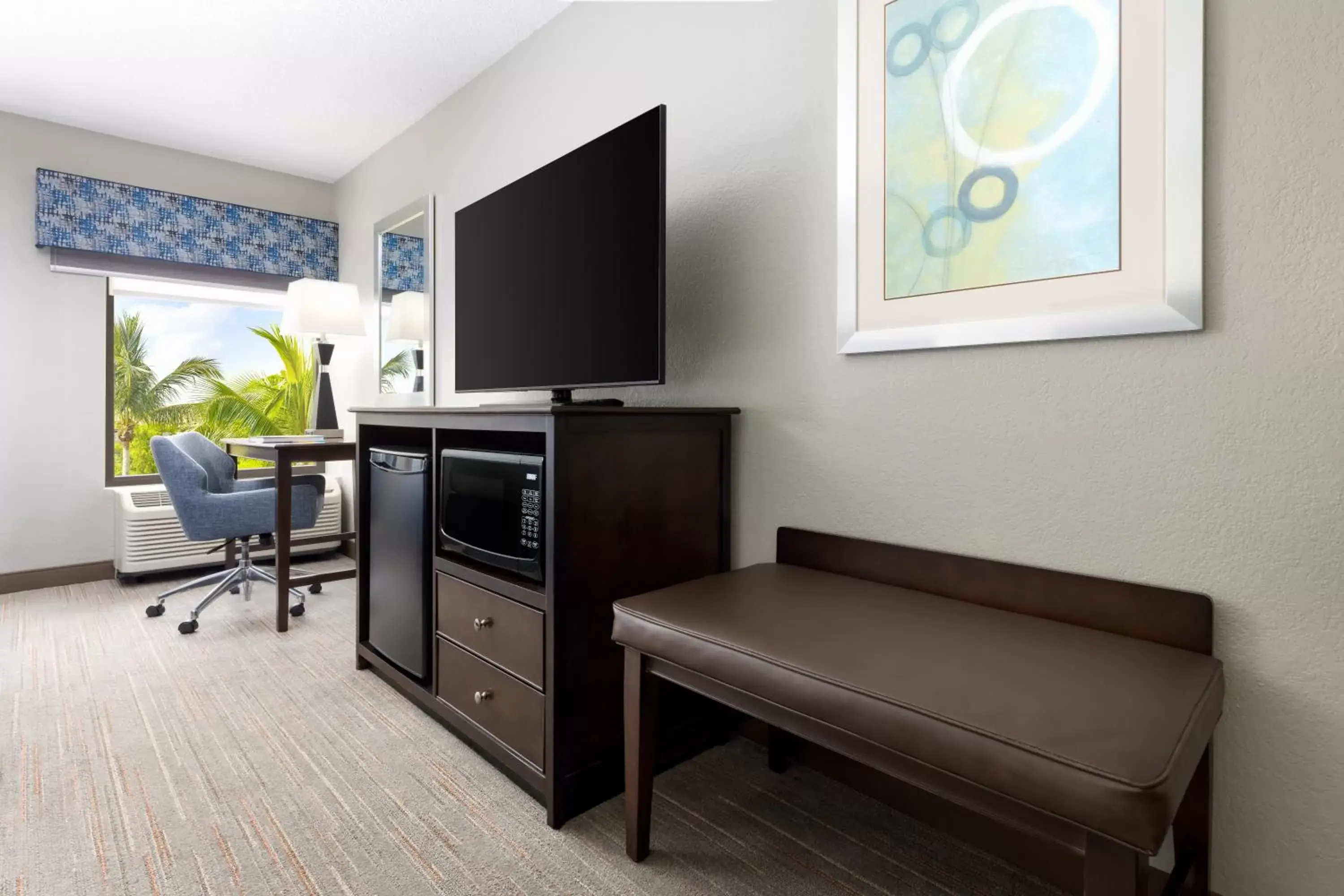 Bedroom, TV/Entertainment Center in Hampton Inn Naples-Central