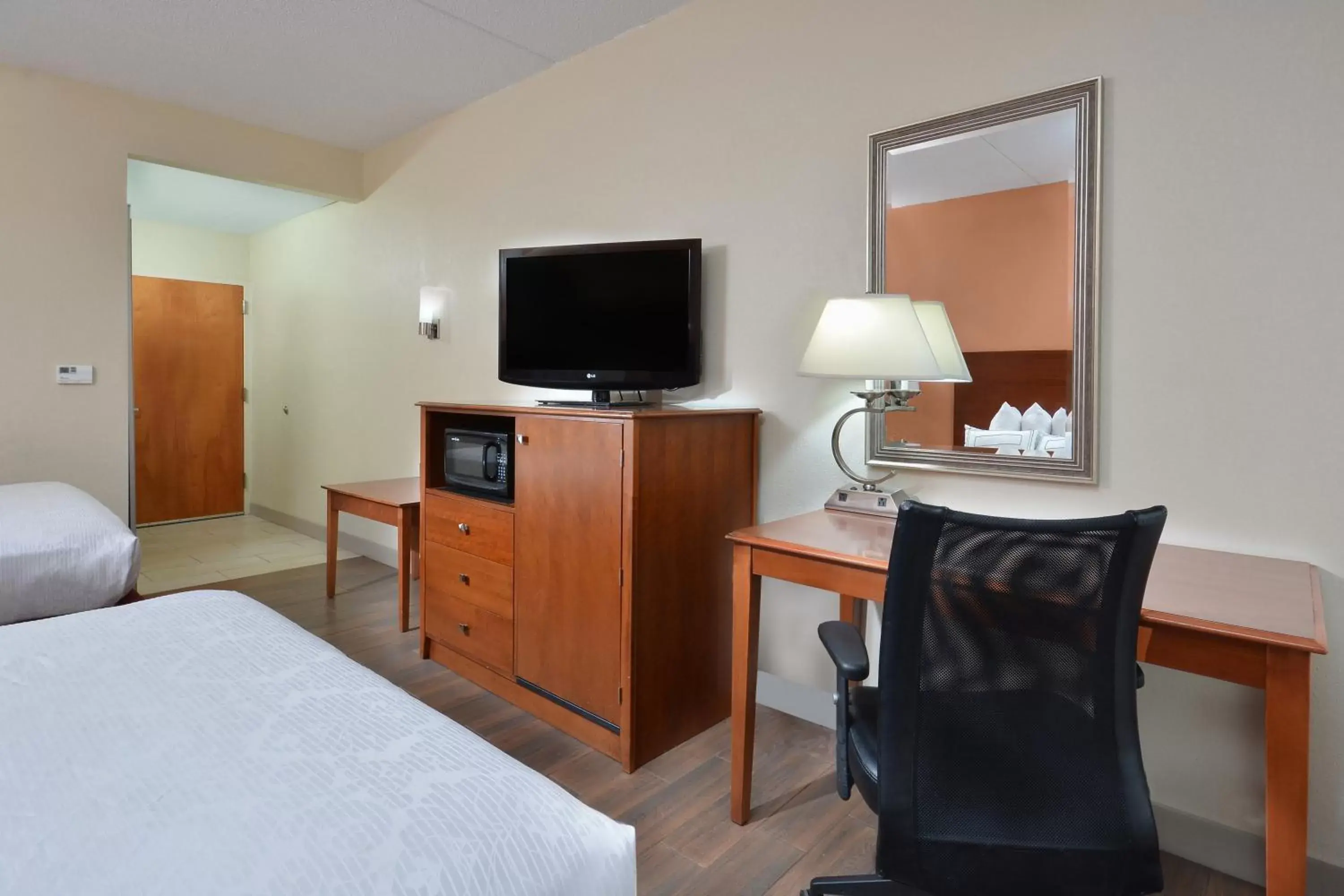 TV and multimedia, TV/Entertainment Center in Best Western Plus Wilmington / Wrightsville Beach