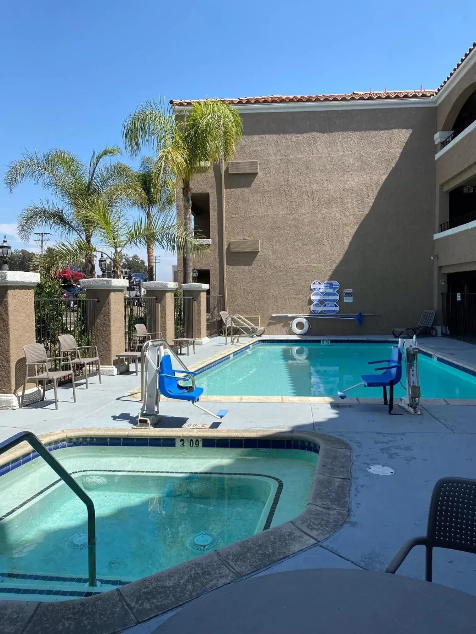 Hot Tub, Swimming Pool in Quality Inn & Suites Camarillo-Oxnard