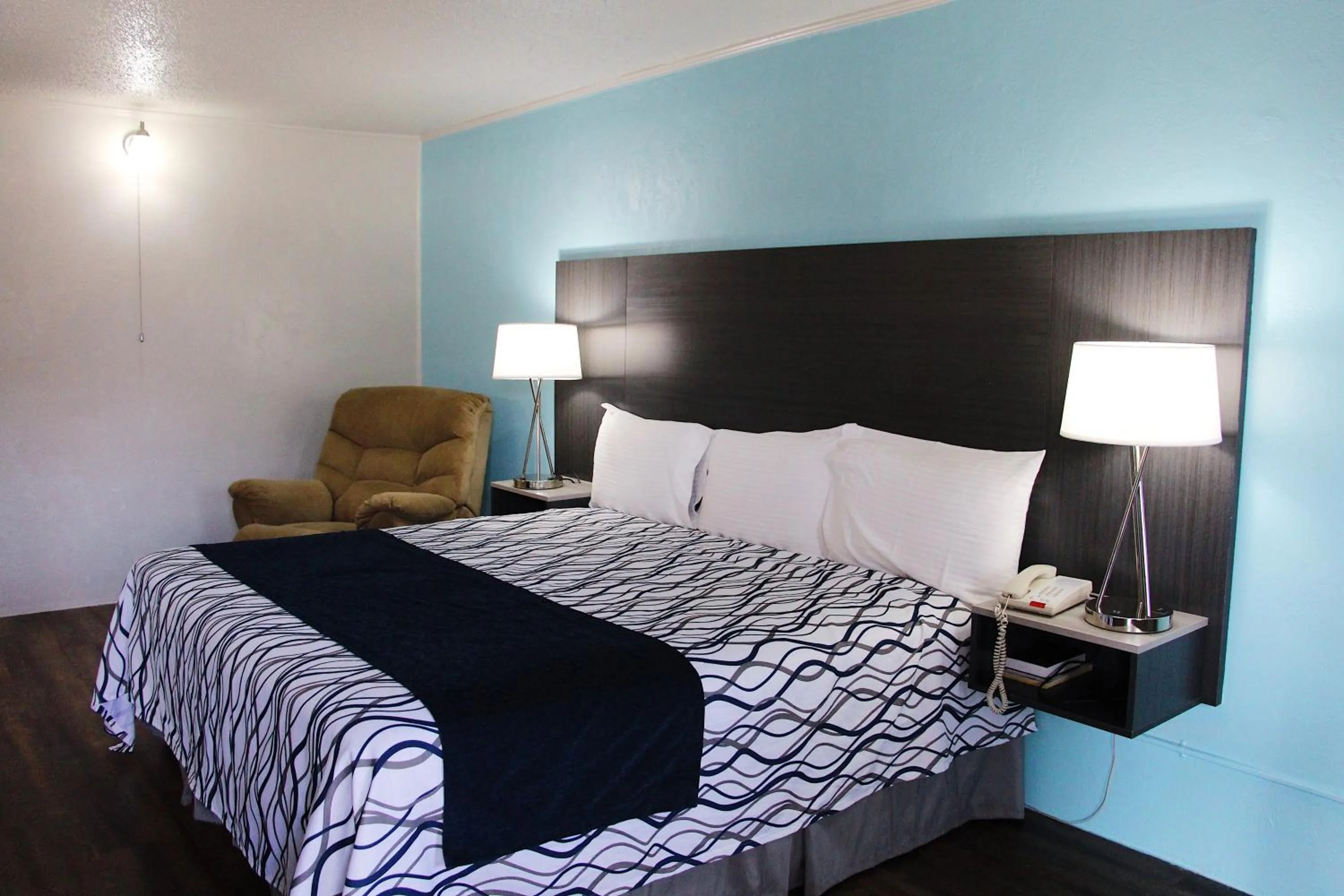 Bed in TexInn Motel New Boston