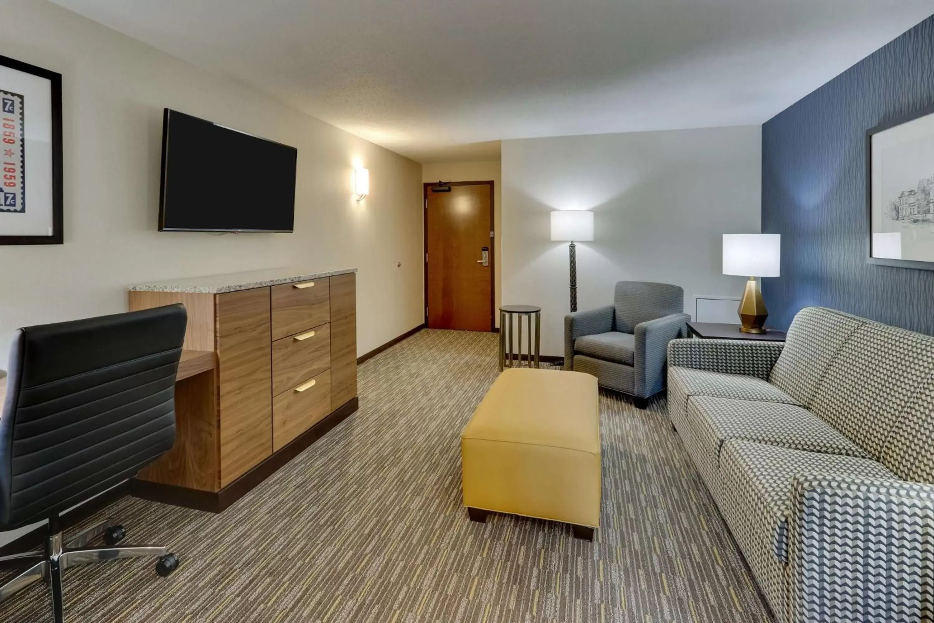 Photo of the whole room, Seating Area in Drury Inn & Suites Lafayette IN