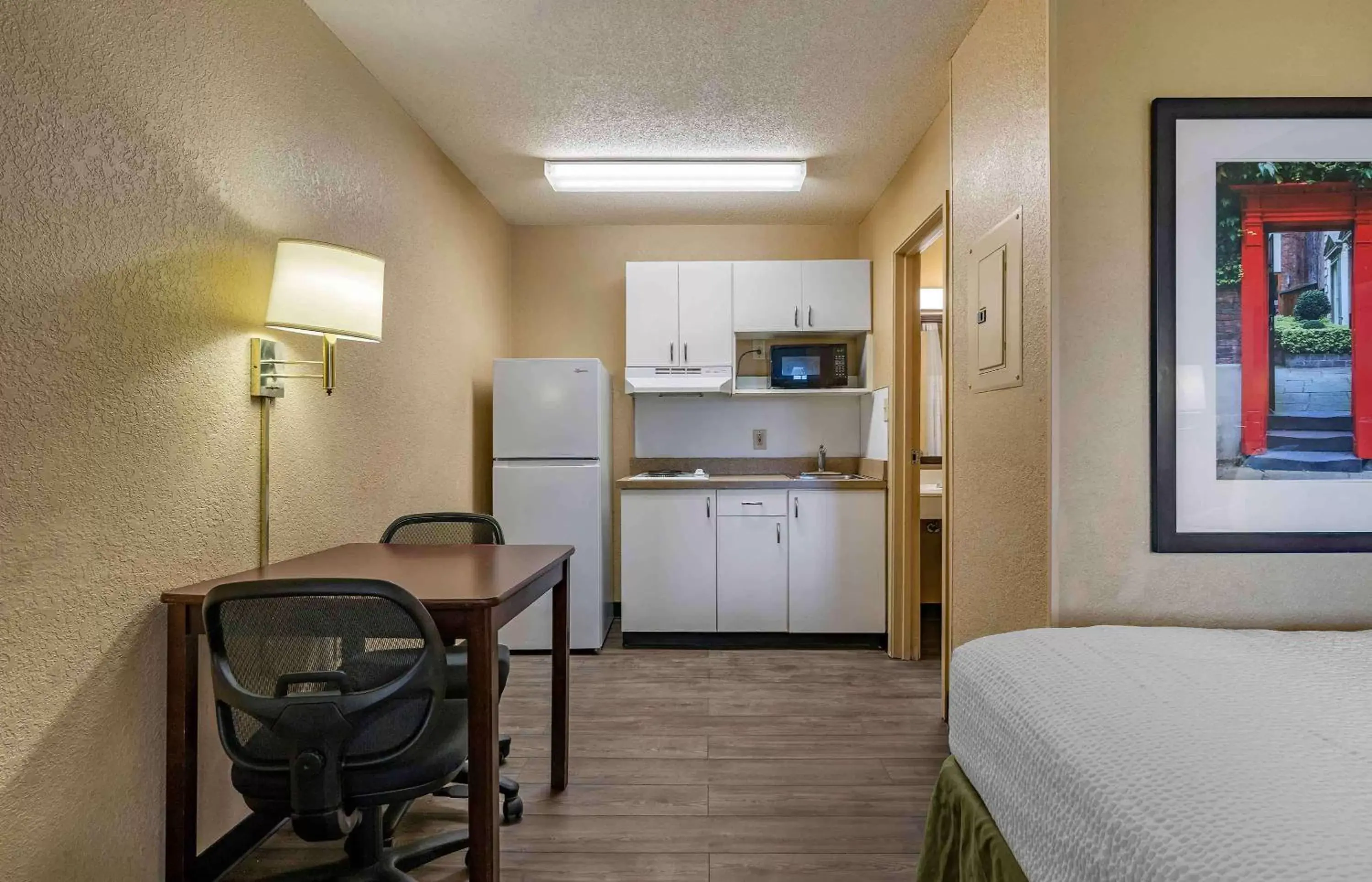 Bedroom, Kitchen/Kitchenette in Extended Stay America Suites - Lexington - Nicholasville Road