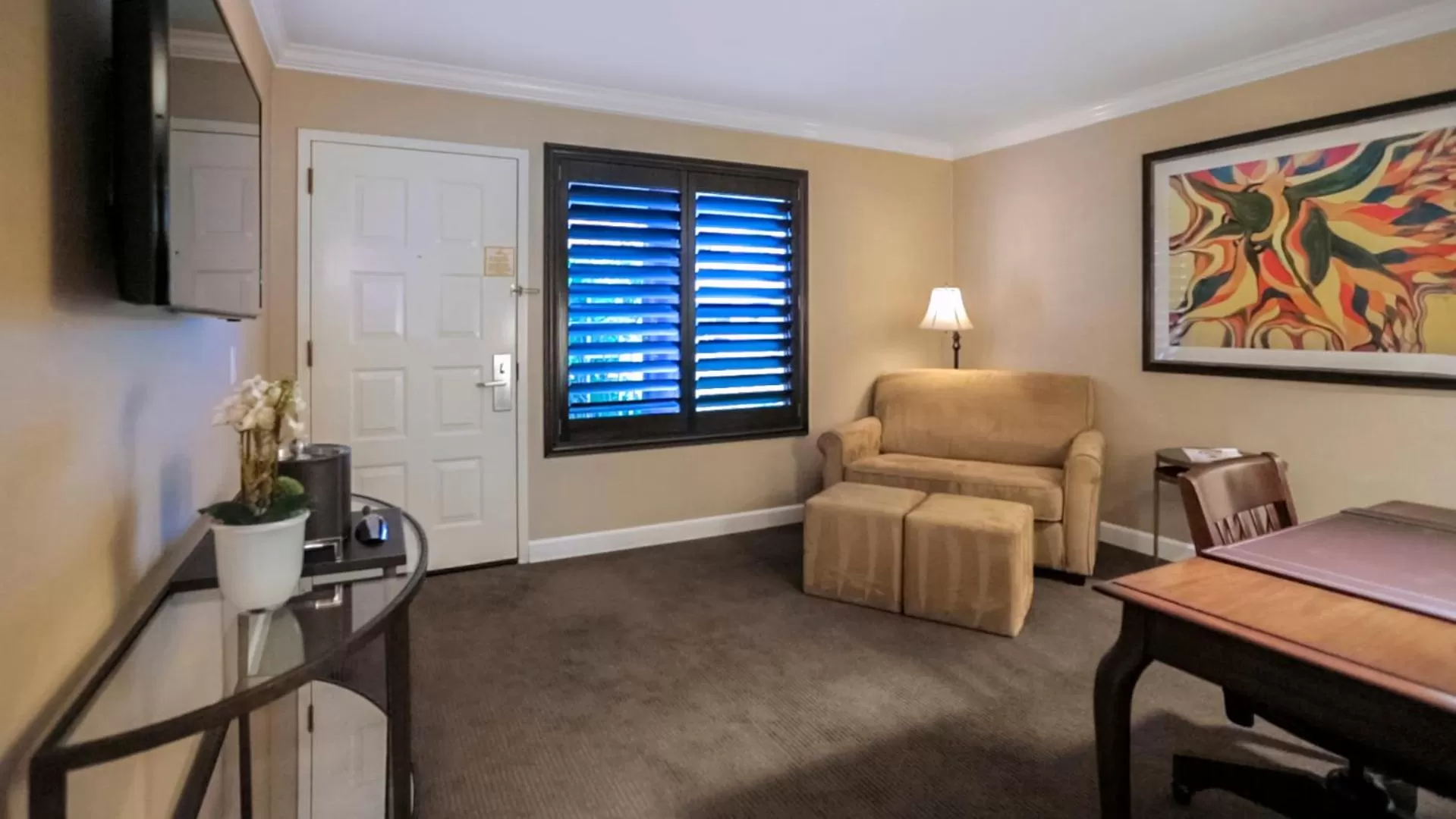 Photo of the whole room in Cupertino Hotel