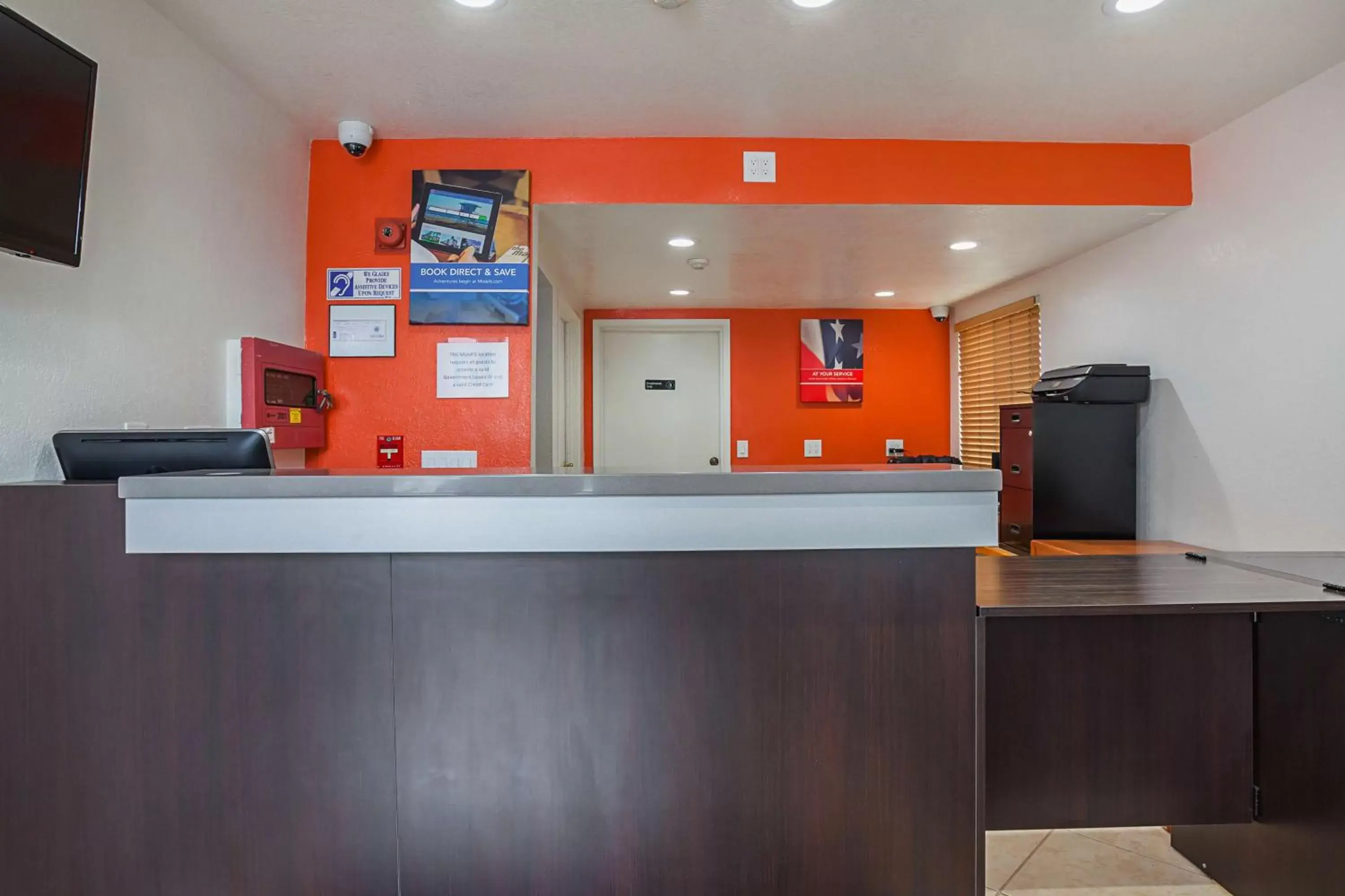 Lobby or reception, Lobby/Reception in Motel 6-Ventura, CA - Downtown