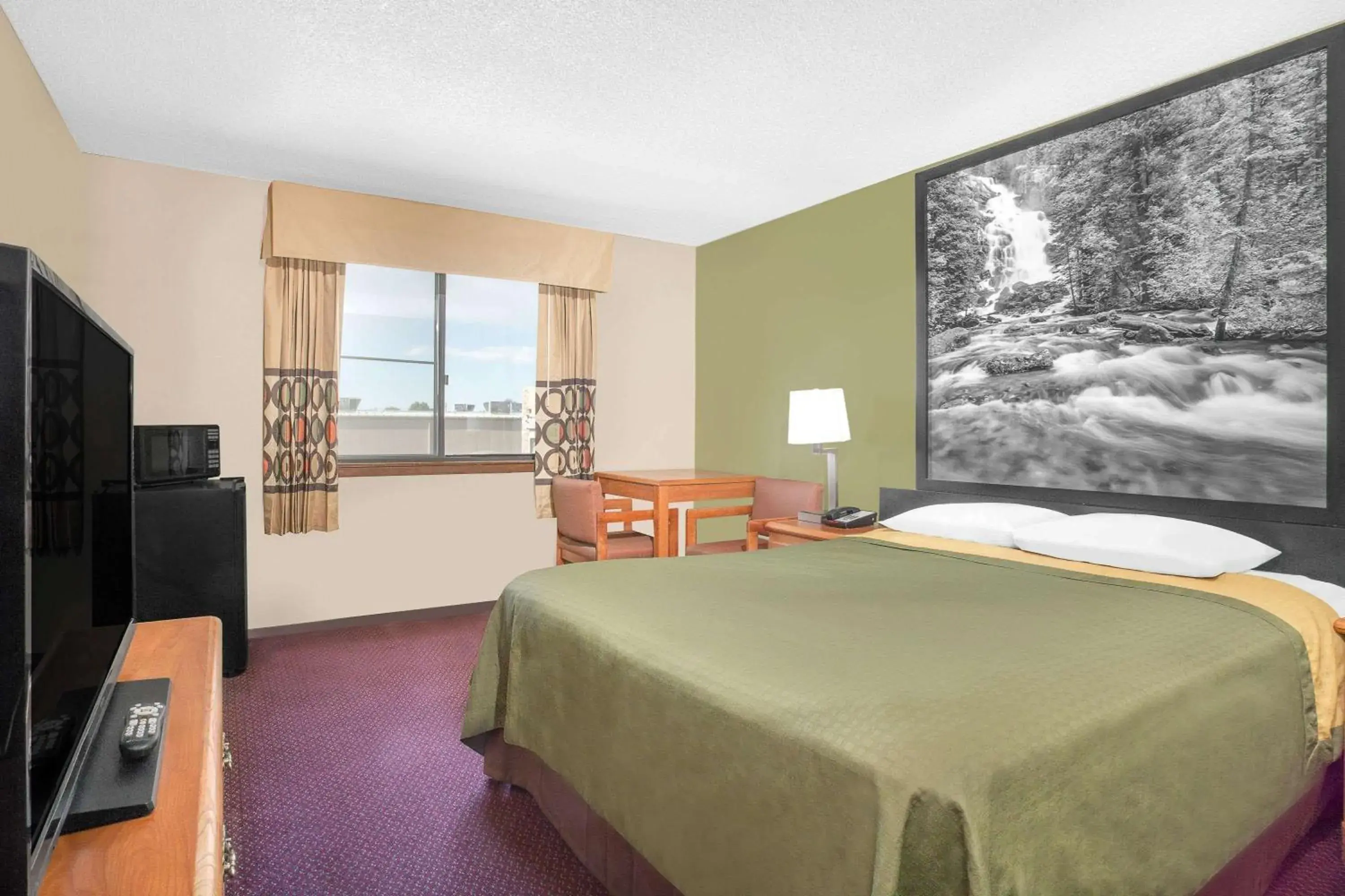 Photo of the whole room in Super 8 by Wyndham Riverton