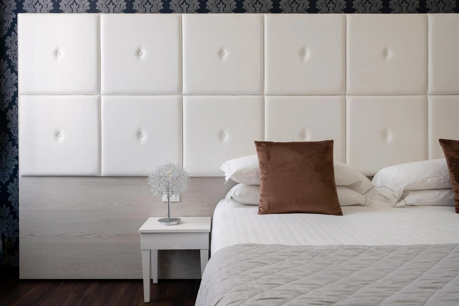 Bedroom, Bed in Albergo Rossini 1936 - Small & Charming