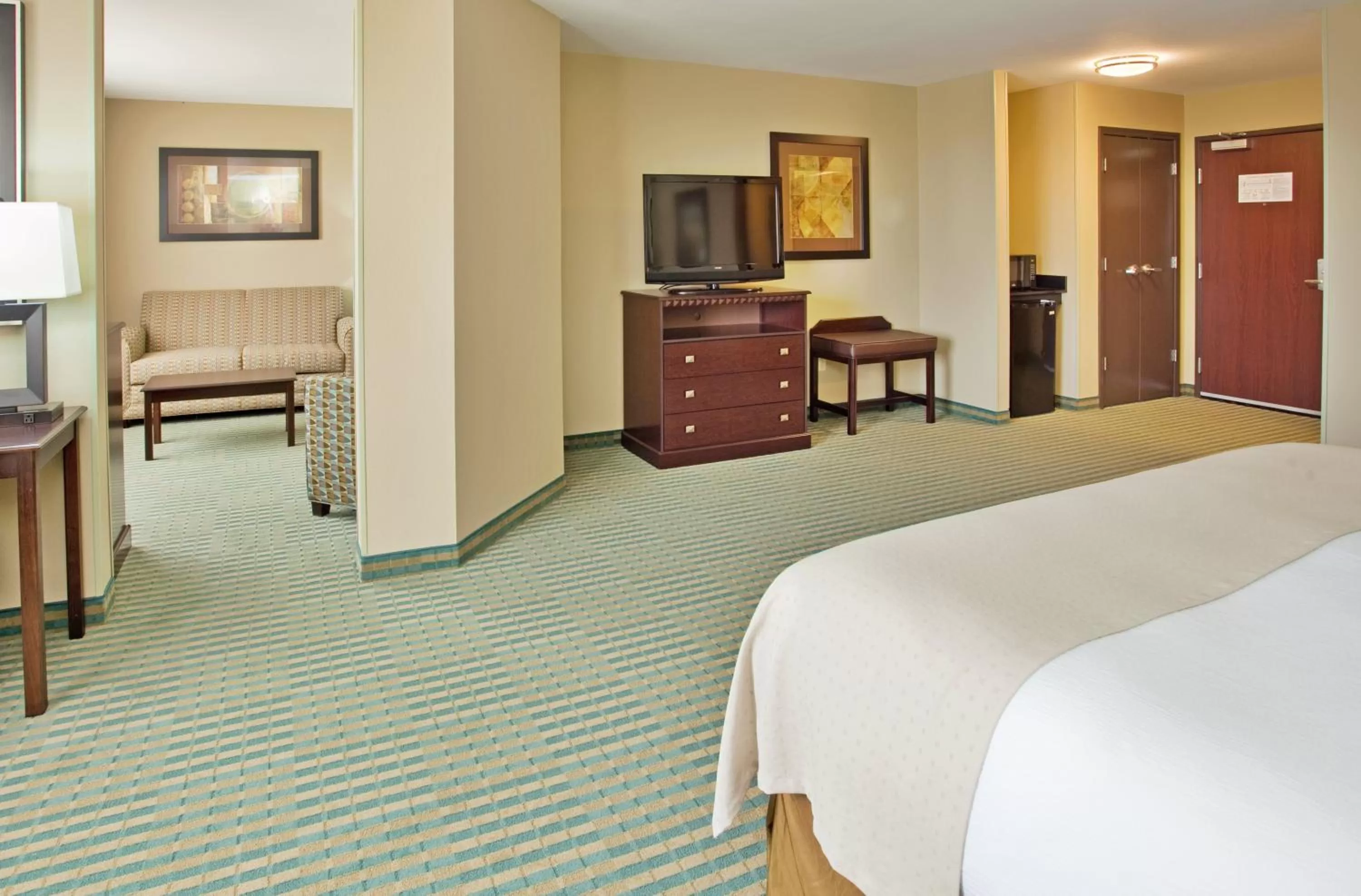 Photo of the whole room, Bed in Holiday Inn Columbia East by IHG