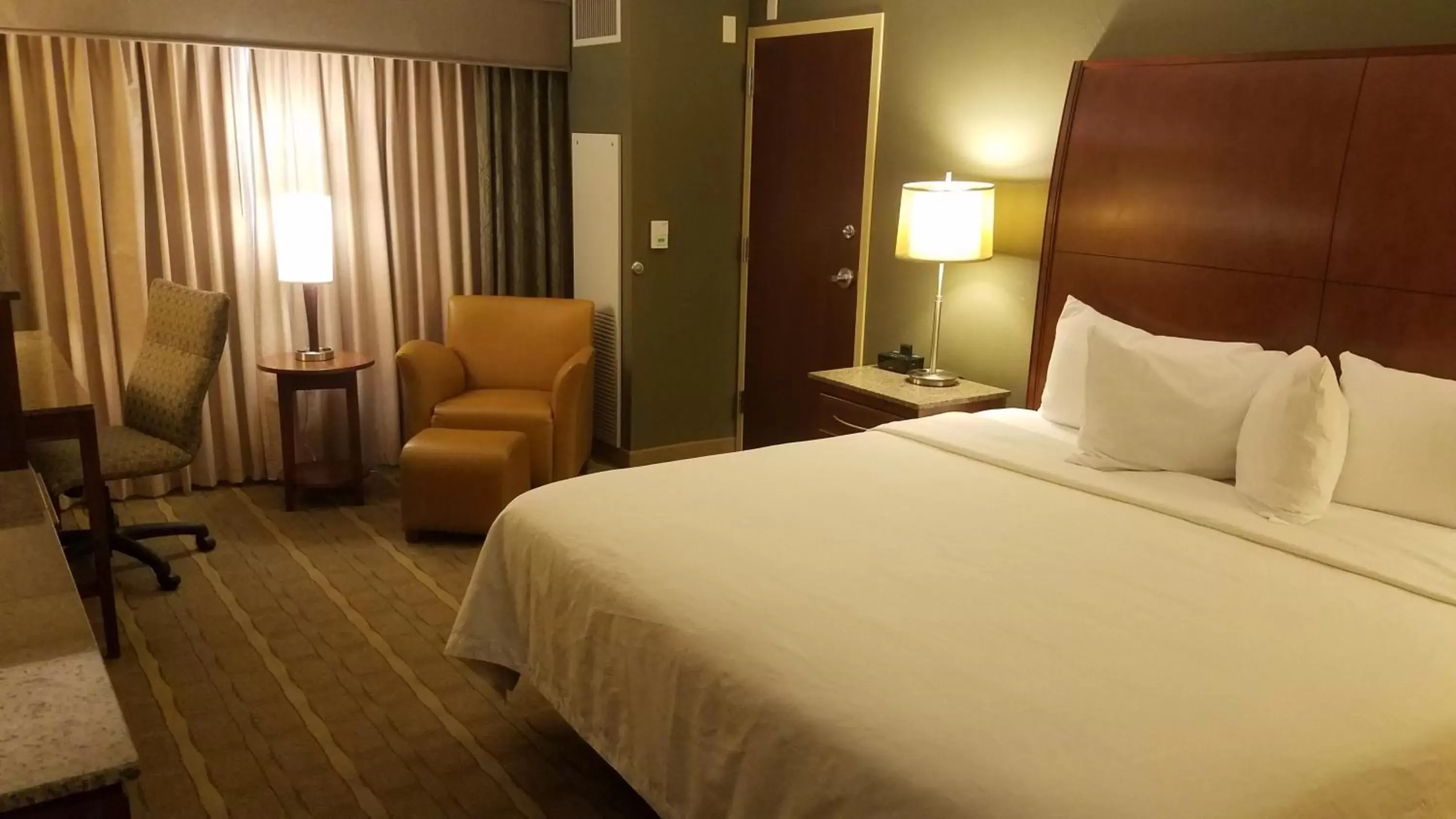 Bed in Best Western Premier Waterfront Hotel & Convention Center