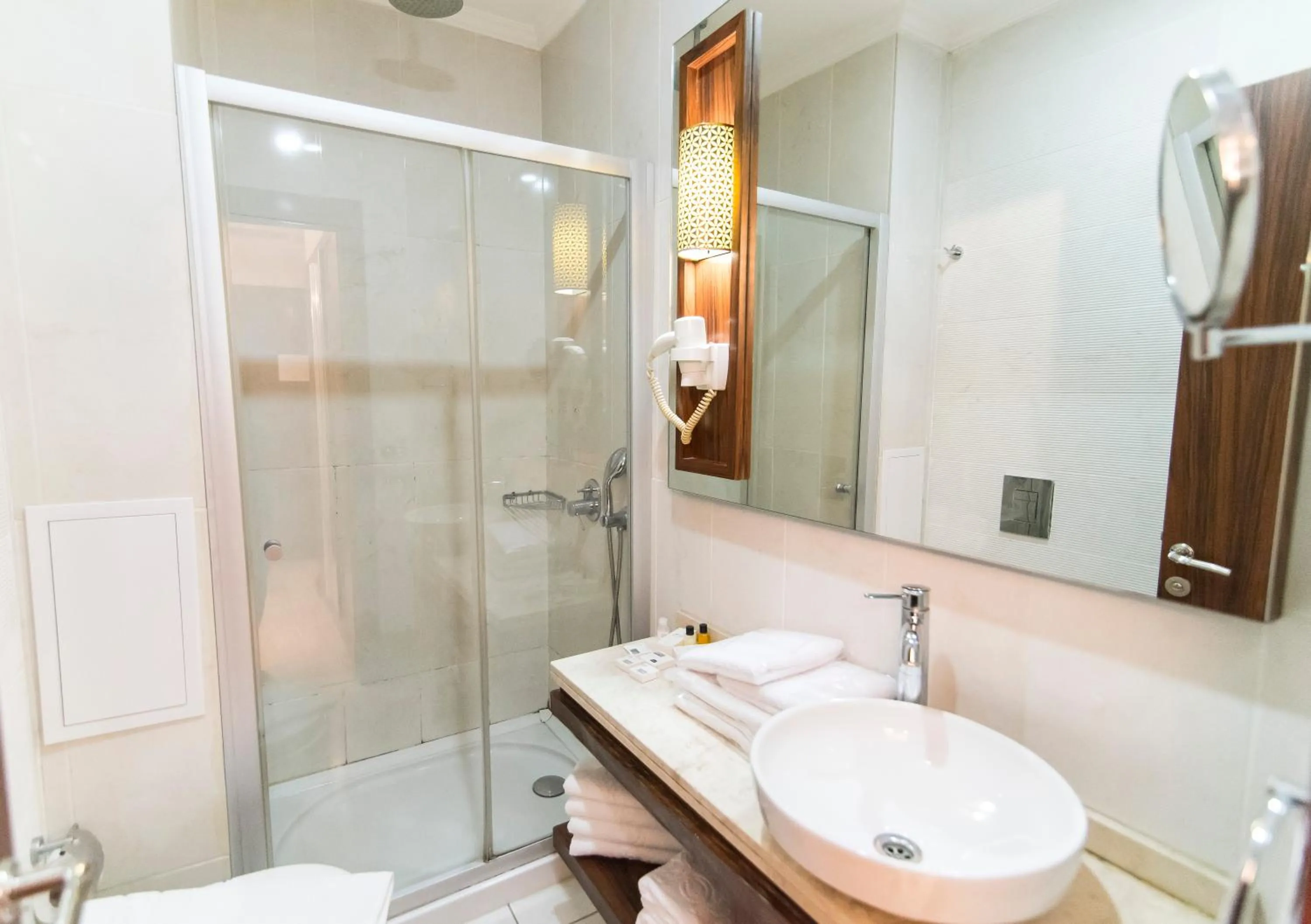 Shower in MidMar Deluxe Hotel