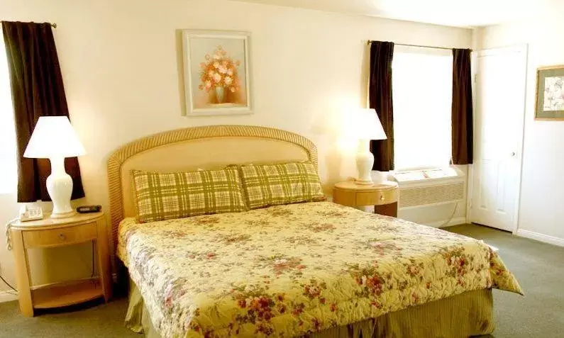 Bed in Solvang Inn & Cottages