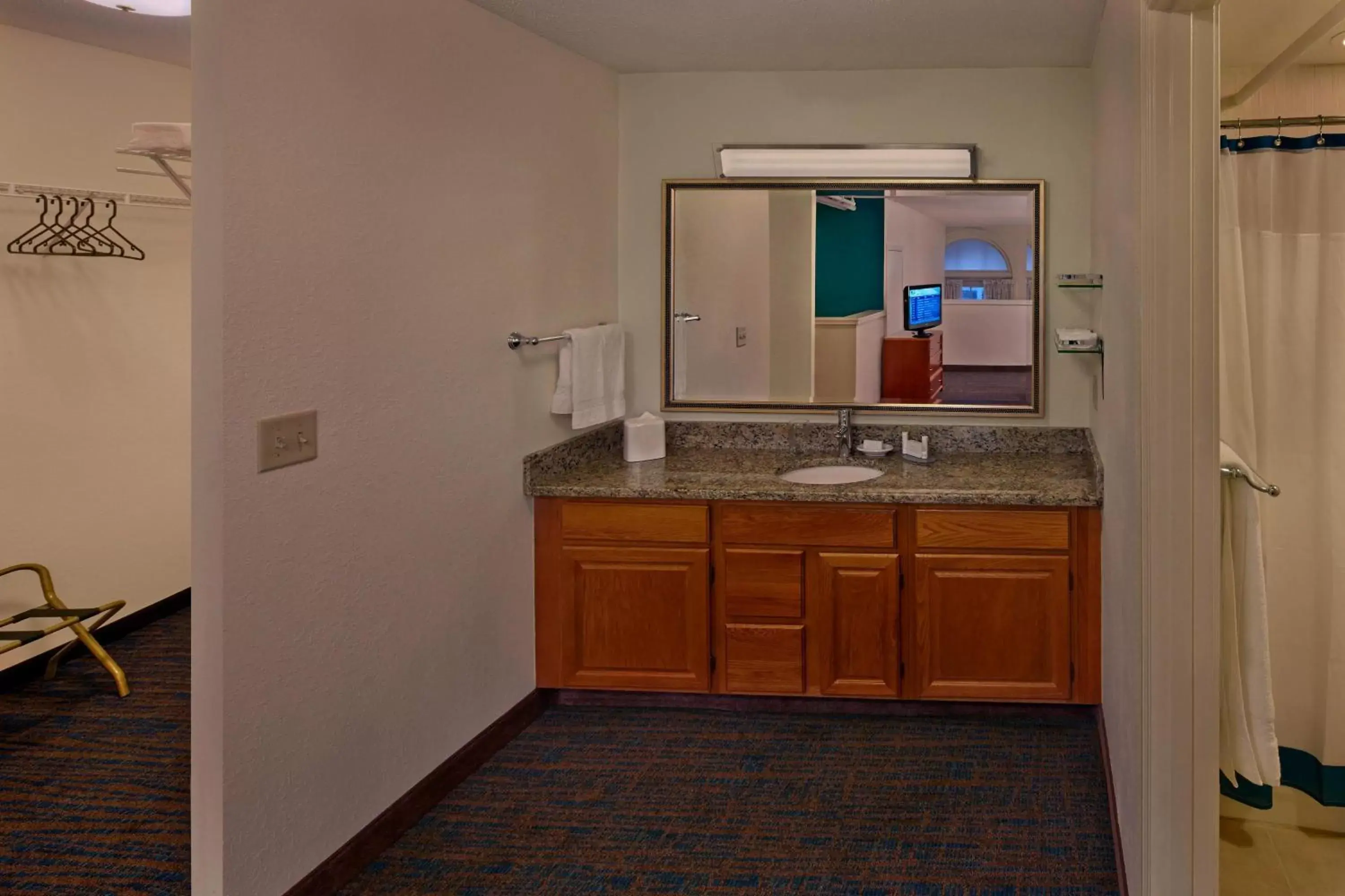 Bathroom, Kitchen/Kitchenette in Residence Inn by Marriott Hartford Downtown