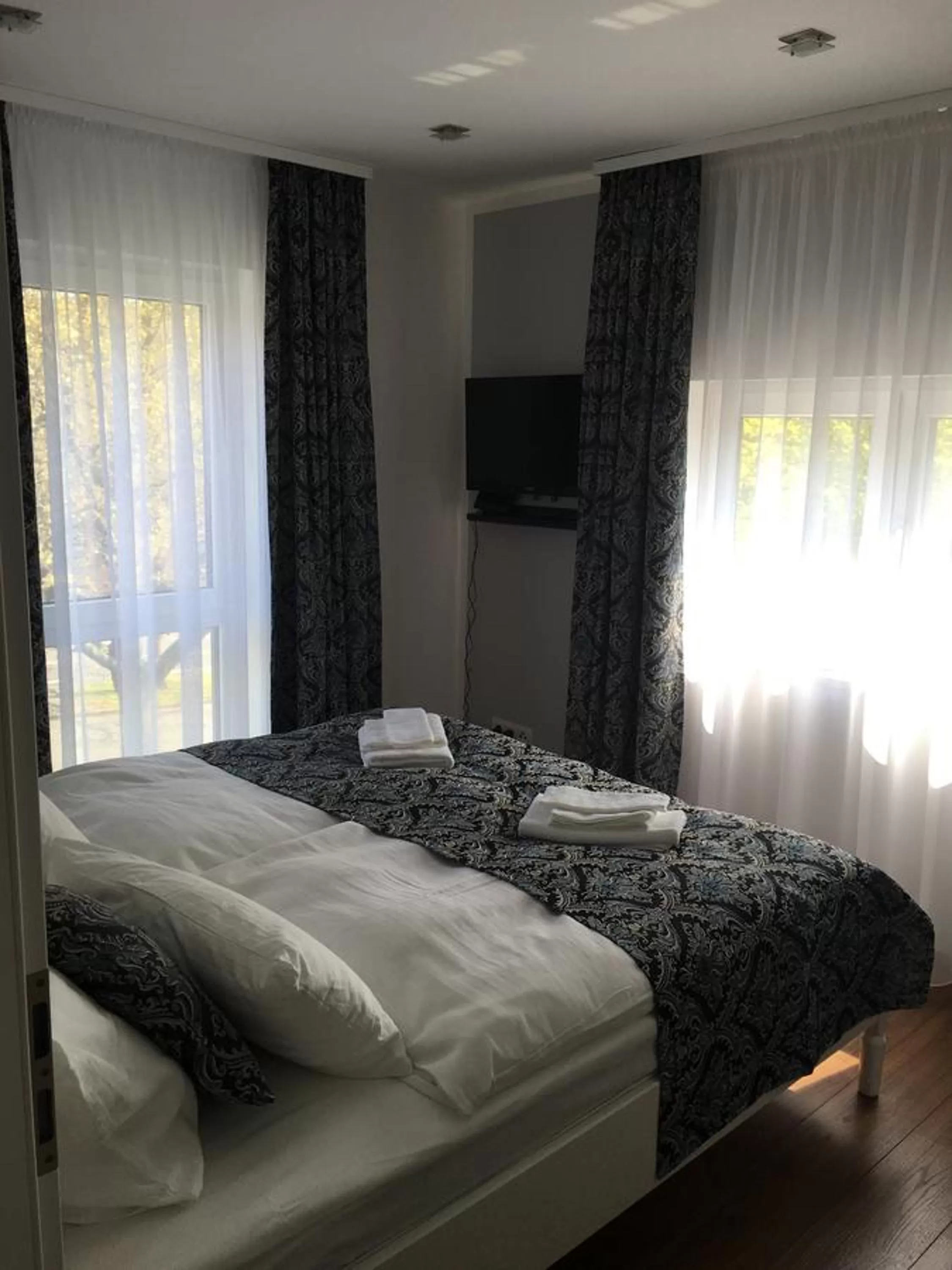 Property building, Bed in Merkel Villa Apartamente