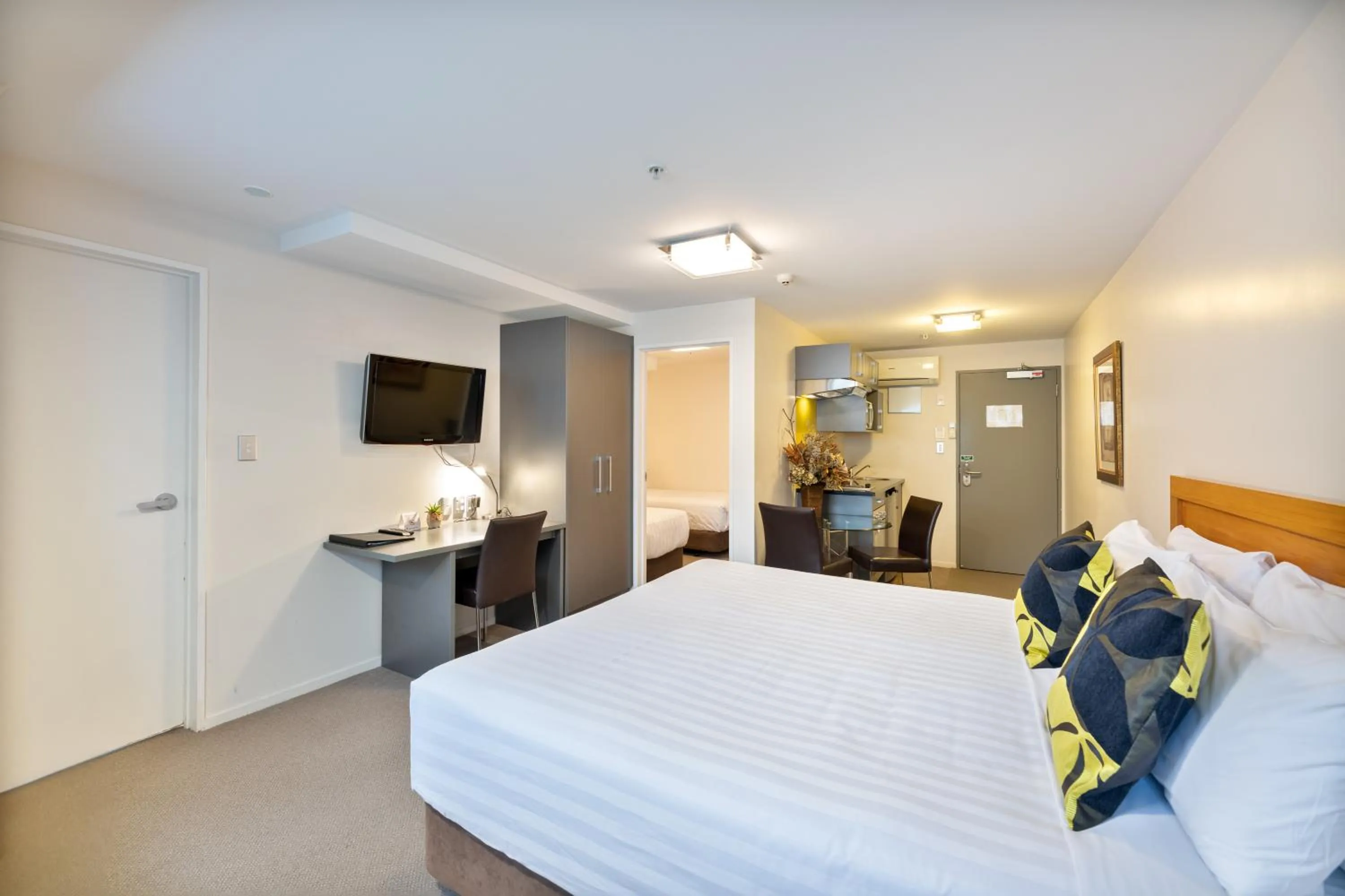 Photo of the whole room, Bed in Alexander Inn