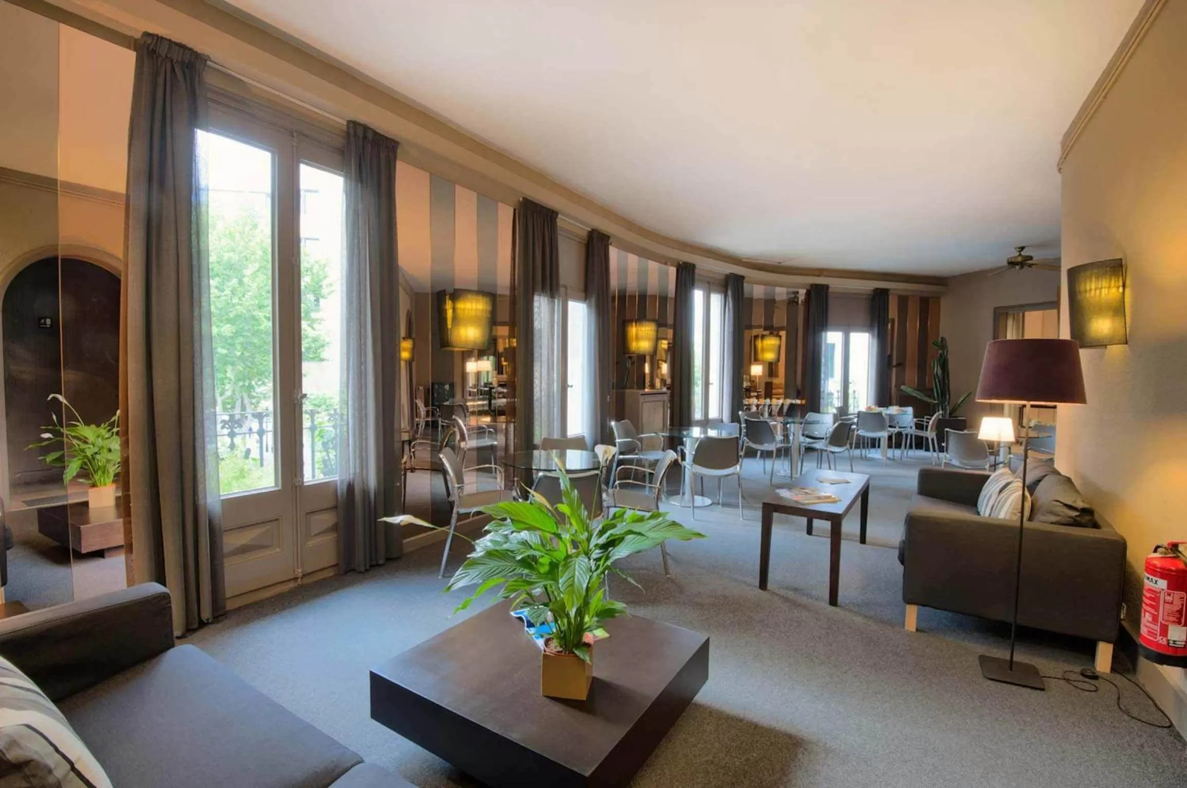 Communal lounge/ TV room in Hotel Paseo de Gracia