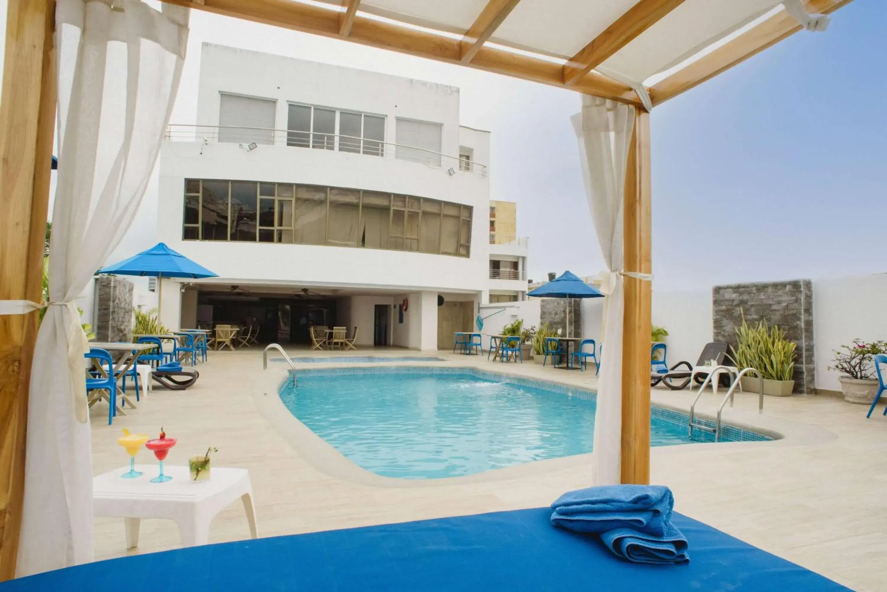 Pool view, Swimming Pool in Howard Johnson Hotel Versalles Barranquilla