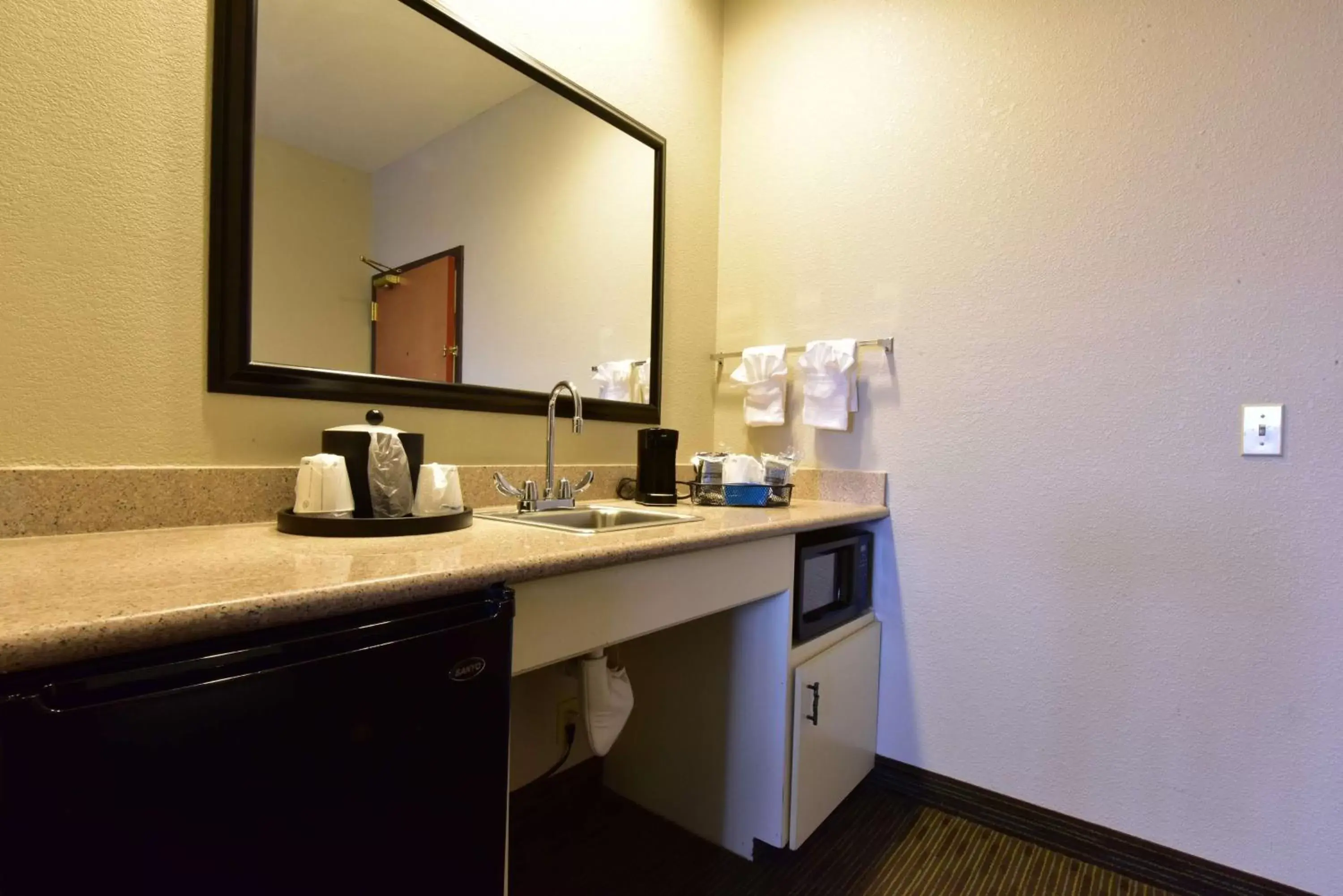 Kitchen or kitchenette, Bathroom in Hampton Inn & Suites Petoskey