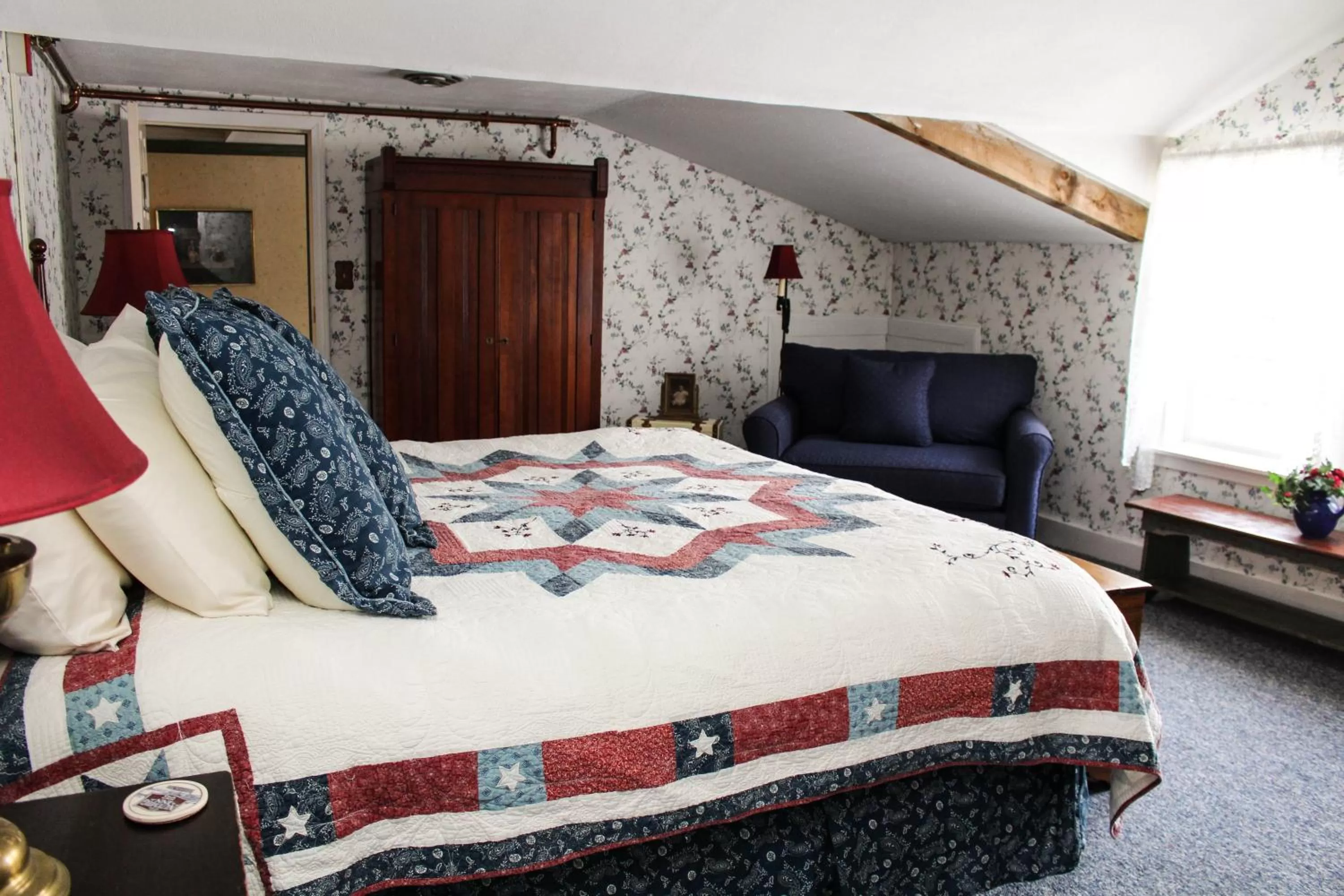 Photo of the whole room, Bed in The Nutmeg Inn