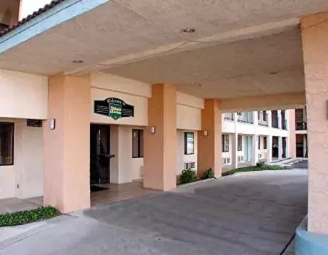 Facade/entrance in Hallmark Inn and Suites