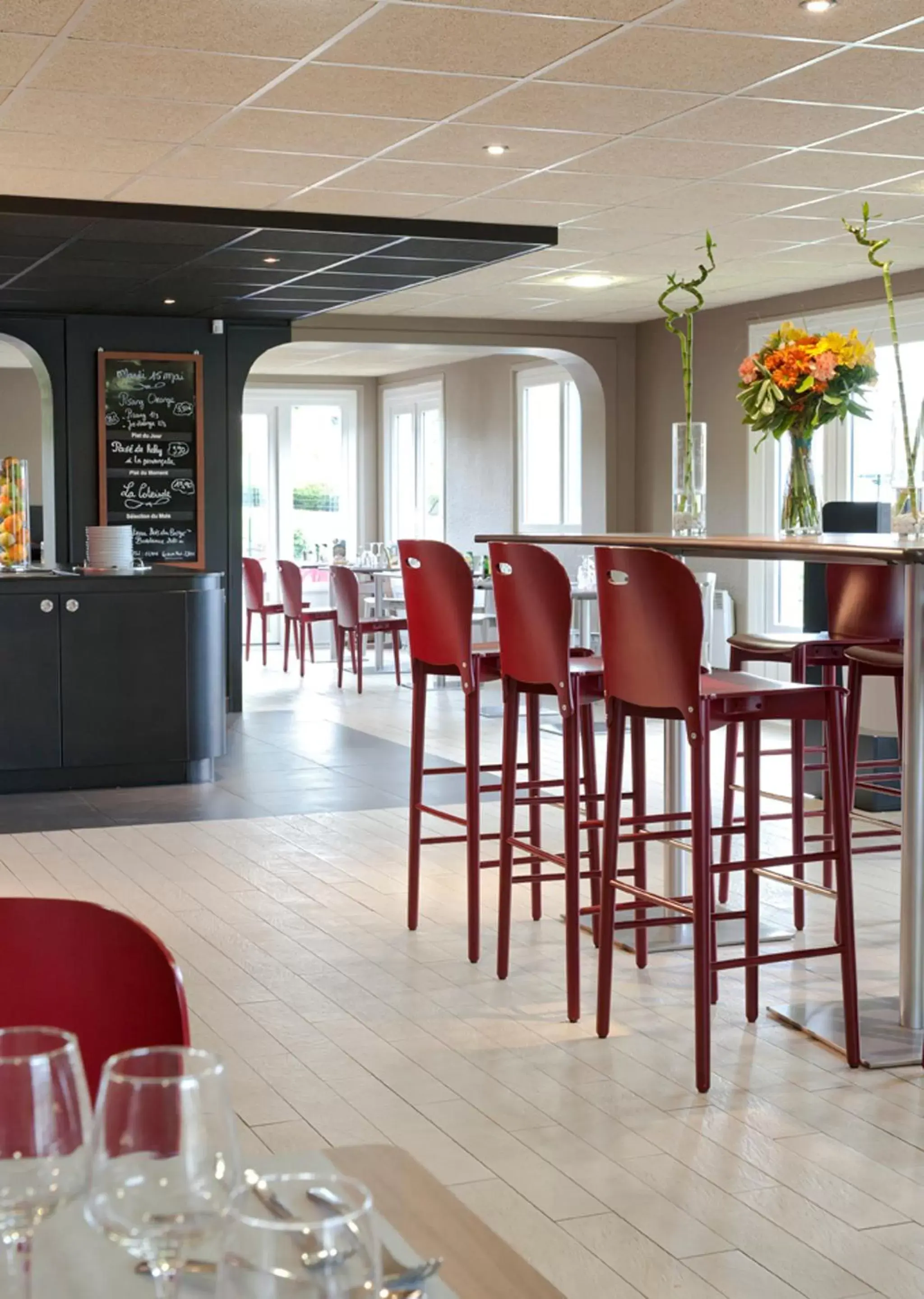 Lounge or bar, Restaurant/Places to Eat in Campanile Arras - Saint-Nicolas